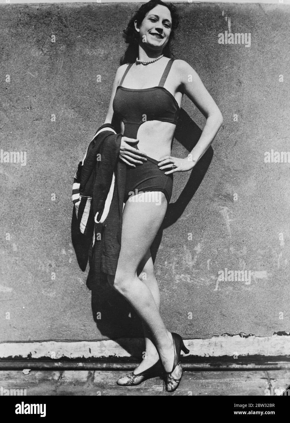 Sonnenanbeterin Miss Jenny Welm in den neuesten französischen Badeanzügen in San Francisco. 25 April 1932 . Stockfoto