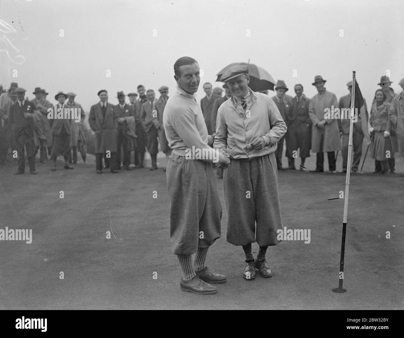 Baumwolle gewinnt £1040 Golf Match in der professionellen Meisterschaft. Henry Cotton gewann die News of the World Professional Golf Championship mit seinem Preis von £1040, als er Perry im Finale des Spiels auf dem Moor Park Course , Rickmansworth besiegt. Baumwolle und Perry schütteln die Hände nach ihrem Spiel. 23. September 1932 Stockfoto