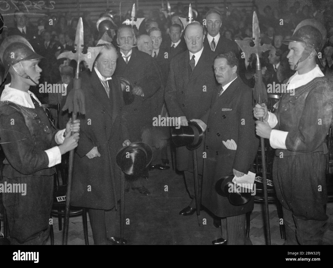 Schwedische Kolonie in London feiern dreihundertsten Todestag von König Gustavus . Die schwedische Kolonie in London feierte den dreihundertsten Todestag von König Gustavus Adolphus von Schweden, Der in der Schlacht von Lutzen Preußen getötet wurde, im Jahre 1632 während der Bekämpfung der katholiken in der protestantischen Sache am Ende des 30-jährigen Krieges, in dem die päpstlichen Kräfte wurden gerost, mit einem besonderen Gottesdienst in der schwedischen Kirche in London, Und ein Treffen in der Schwedischen Halle . Sir John Gilmour der Innenminister (links) mit dem schwedischen Minister Baron Palmstierna zwischen zwei SWE Stockfoto