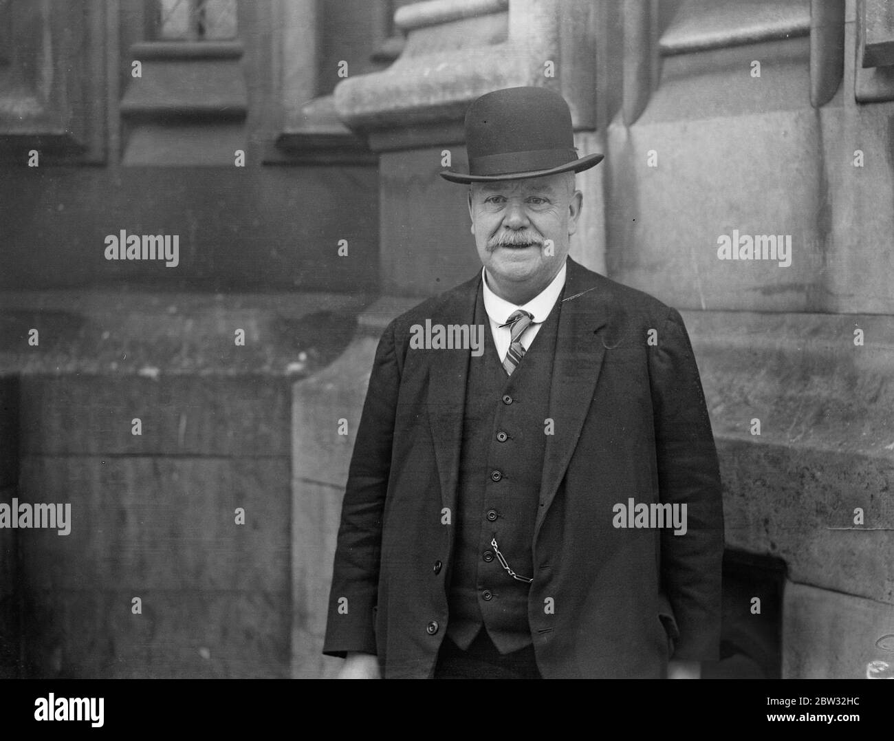 Mann von tausend Geheimnissen zieht sich aus dem Unterhaus Postamt zurück. Herr E. H. Casson , der seit zweiundvierzig Jahren im Postamt des Unterhauses beschäftigt ist, Und wer in den Parlamentsgebäuden als das Parlamentarische Was ist Was und Wer ist Wer bekannt ist, zieht sich diese Woche aus dem Unterhaus in den Ruhestand. Er hat während der Regierungszeit von zehn Premiers und sechs Referenten gedient. Herr E. H. Casson im Unterhaus . Mai 1932 Stockfoto