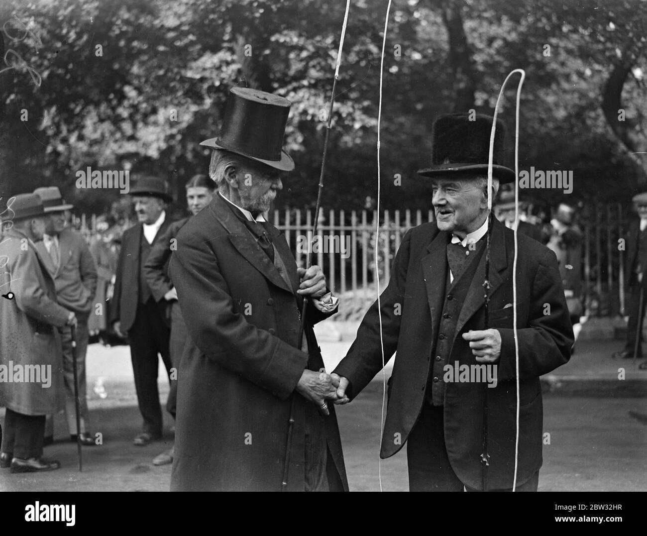 Die Taxifahrer aus dem alten London haben einen Ausflug gemacht. London ' s alte Taxifahrer wurden einen Tag im Land in Burnham Beeches, von den Taxifahrern wohlwollende Institution gegeben. Vier von Londons ältesten Kabbys, darunter George Plum im Alter von 86 und H J Packer im Alter von 82 zu Beginn des Ausflugs von Lincolns Inn Fields, London. Juli 1932 Stockfoto