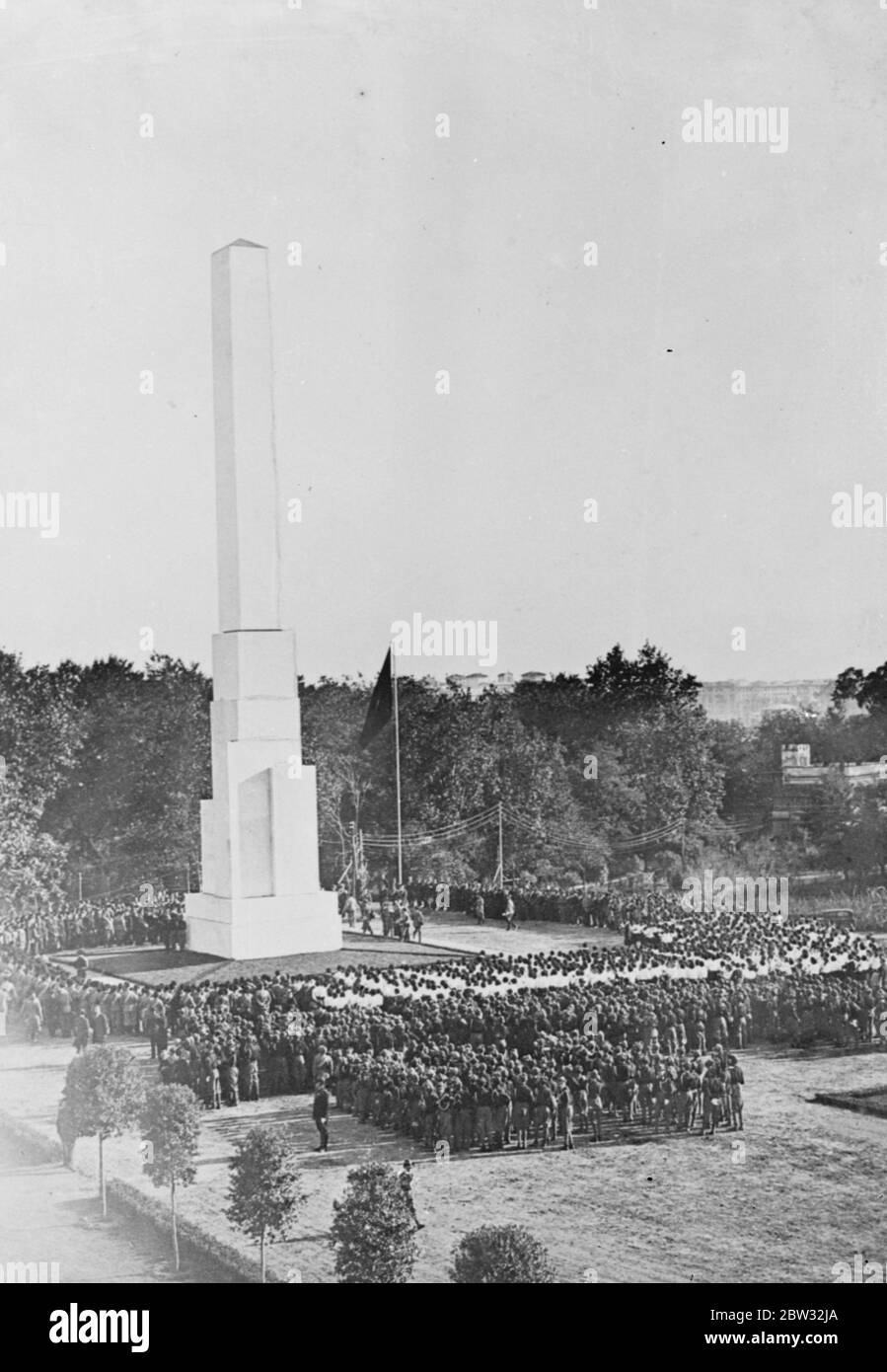 Die Szene bei der Enthüllung des Mussolini Obelisk , das herausragende Merkmal des Forums . Es wurde aus einem soliden Stück Marmor geschnitzt, das von der Flanke von Carrara geschnitten wurde, und steht 58 Fuß hoch auf einem sechzig Fuß Sockel. Es wiegt 300 Tonnen und ist einzigartig. November 1932 Stockfoto