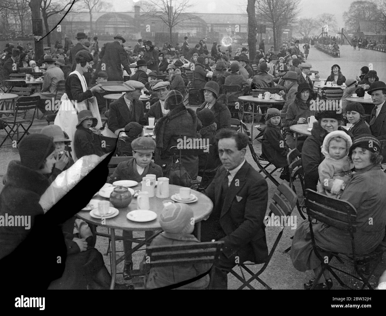 Urlaub im Zoo. Am Ostermontag drängten riesige Menschenmengen den Londoner Zoo. Menschenmassen genießen das Mittagessen im Zoo während ihrer Festtage Besuch. 28 März 1932 Stockfoto