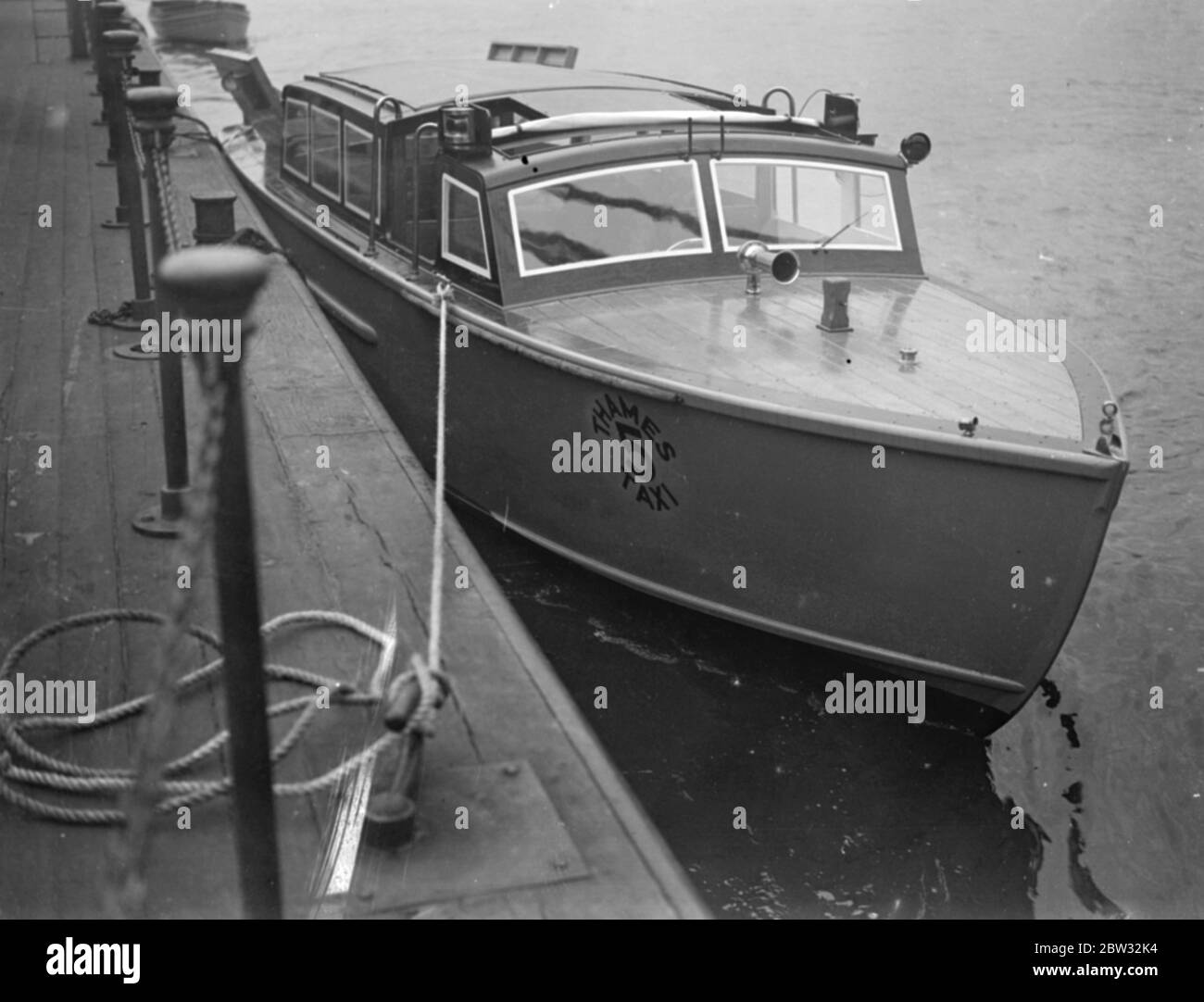 Thames Taxi Service Boot hat vollen Kurs Geschwindigkeit Studie auf der Themse . Die erste Flotte neuer Thames Steuer-Schnellboote, die in Kürze einen regulären Service auf der Themse beginnen, hat ihren ersten vollen Kurs-Versuch von Walton auf der Themse nach Chelsea. Das Boot kann elf Passagiere transportieren, und reisen mit einer Geschwindigkeit von 20 Knoten. Es ist mit einem 115 PS Sechszylinder-Motor und allen neuesten Feuergeräten ausgestattet. Es ist 35 Meter lang. Das neue Speedboot Thames Taxi . Mai 1932 Stockfoto