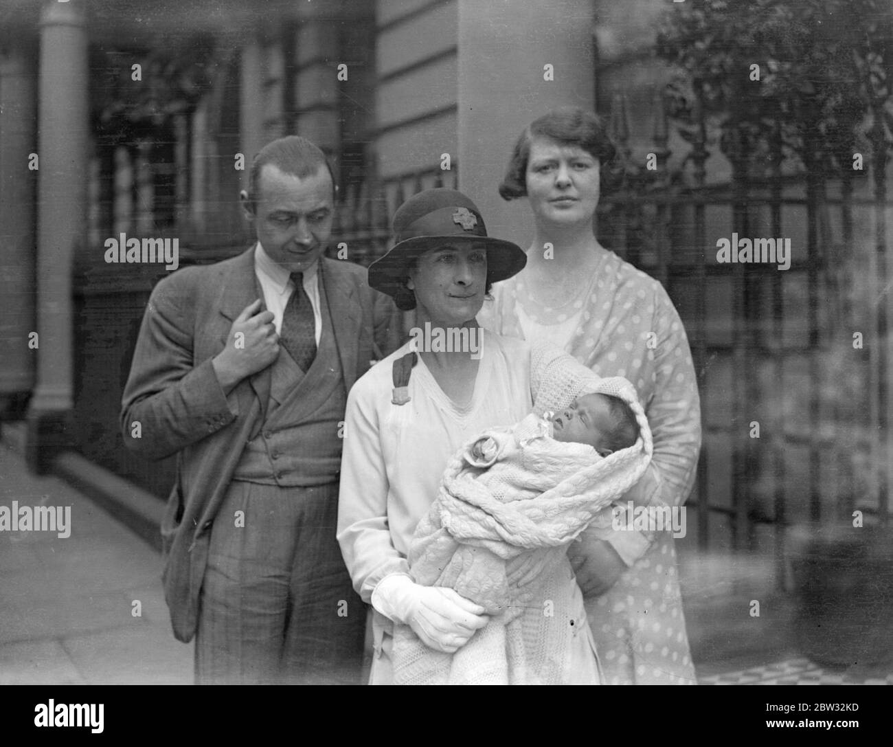 Baby Tochter von Lord und Lady Kinnoull in der Krypta im Unterhaus getauft werden. Juni die kleine Tochter des Herrn und Lady Kinnoull, wird morgen in der Krypta des Unterhauses getauft werden. Lady Kinnoull ist die Tochter von Frau Kate Meyrick die London Nachtclub "Königin" Lord und Lady Kinnoull mit ihrer kleinen Tochter, die im Juni getauft werden. 19 Juli 1932 Stockfoto