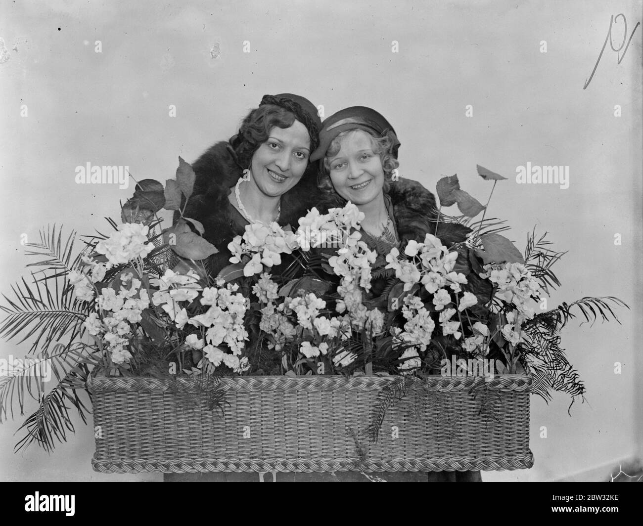 Schönheiten der South London Ausstellung die Ray Schwestern, Bühne Schönheiten, mit einer feinen Ausstellung von künstlichen Blumen in der South London Ausstellung im Crystal Palace, London. März 1932 Stockfoto