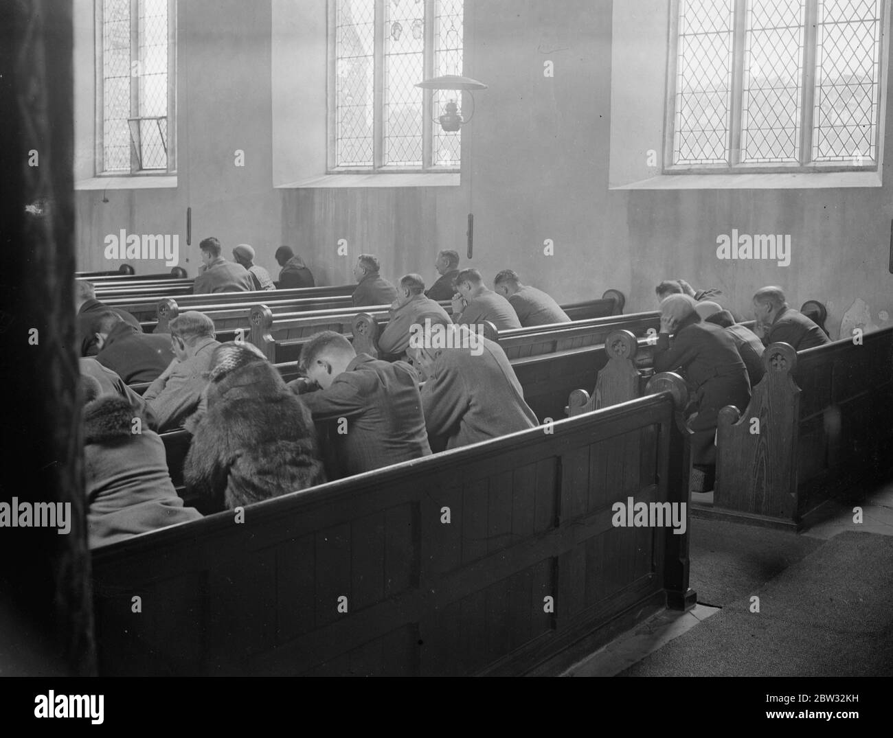 Halb leere Kirche bei Stiffkey Norfolk, wenn Rev H Davidson predigte Sonntagsgottesdienst . März 1932 Stockfoto