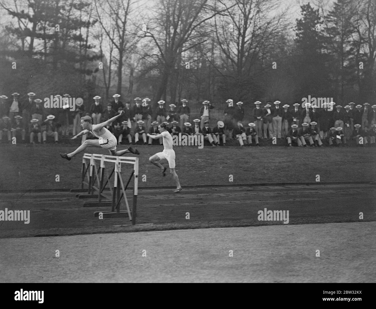 Feine Aktion im Harrow Sport . Harrow Schule traf den Achilles Club in einem sportlichen Wettbewerb auf dem Schulsportplatz in Harrow, Middlesex. C P Grün in feinen Stil in den Hürden zu gewinnen. 25 März 1932 Stockfoto