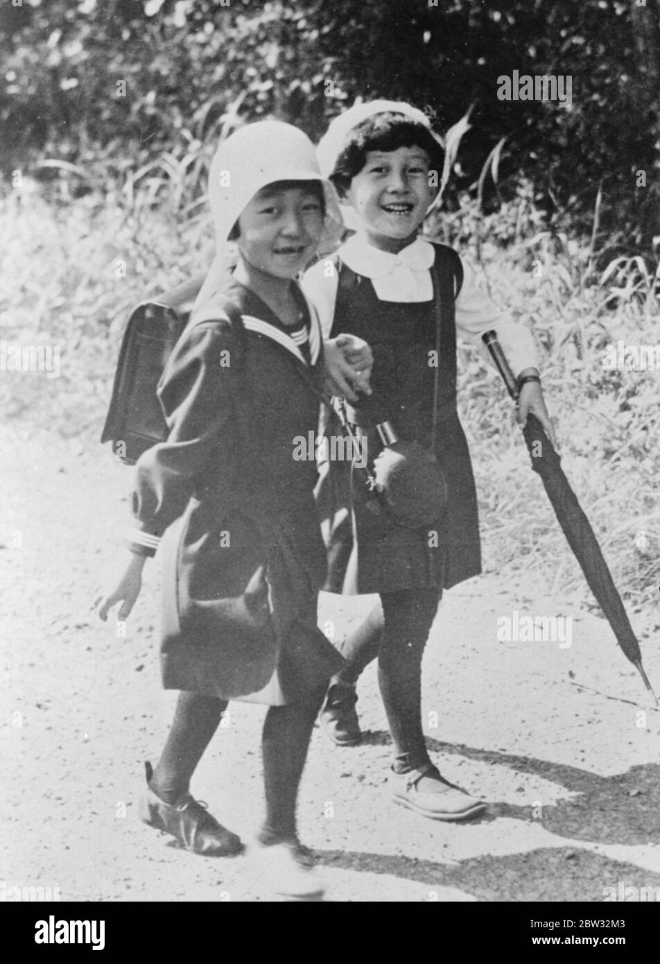 Japan ' s Prinzessin geht wandern. Prinzessin Teru, die älteste Tochter des Kaisers und Kaiserin von Japan, die eine Schülerin der Peeress' s Schule in der Nähe von Tokio ist, nimmt Unterricht und Bewegung mit ihren Schulkameraden ohne Rücksicht auf ihren königlichen Rang, und trägt Schuluniform. Prinzessin Teru ( links ) Spaziergang zusammen mit einem Schulfreund während einer Kastaniensammler Spaziergang . November 1932 Stockfoto