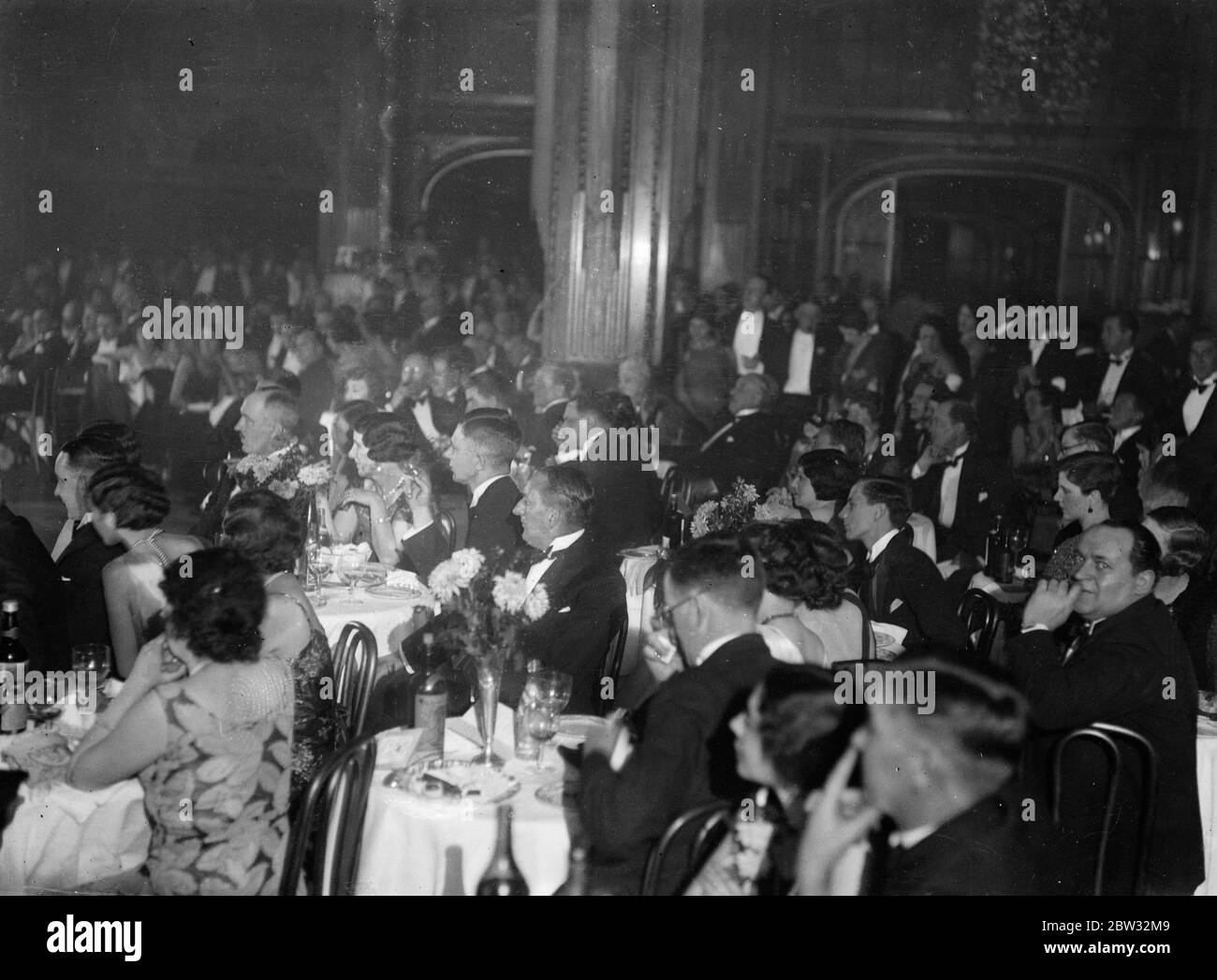 Jetzt kehrt die Wahl zum Präsidenten des West End zurück. Wahlnachtler im piccadilly Hotel halten in ihrem Tanz, um die Parlamentswahlen wieder zu hören. 28. Oktober 1931 Stockfoto