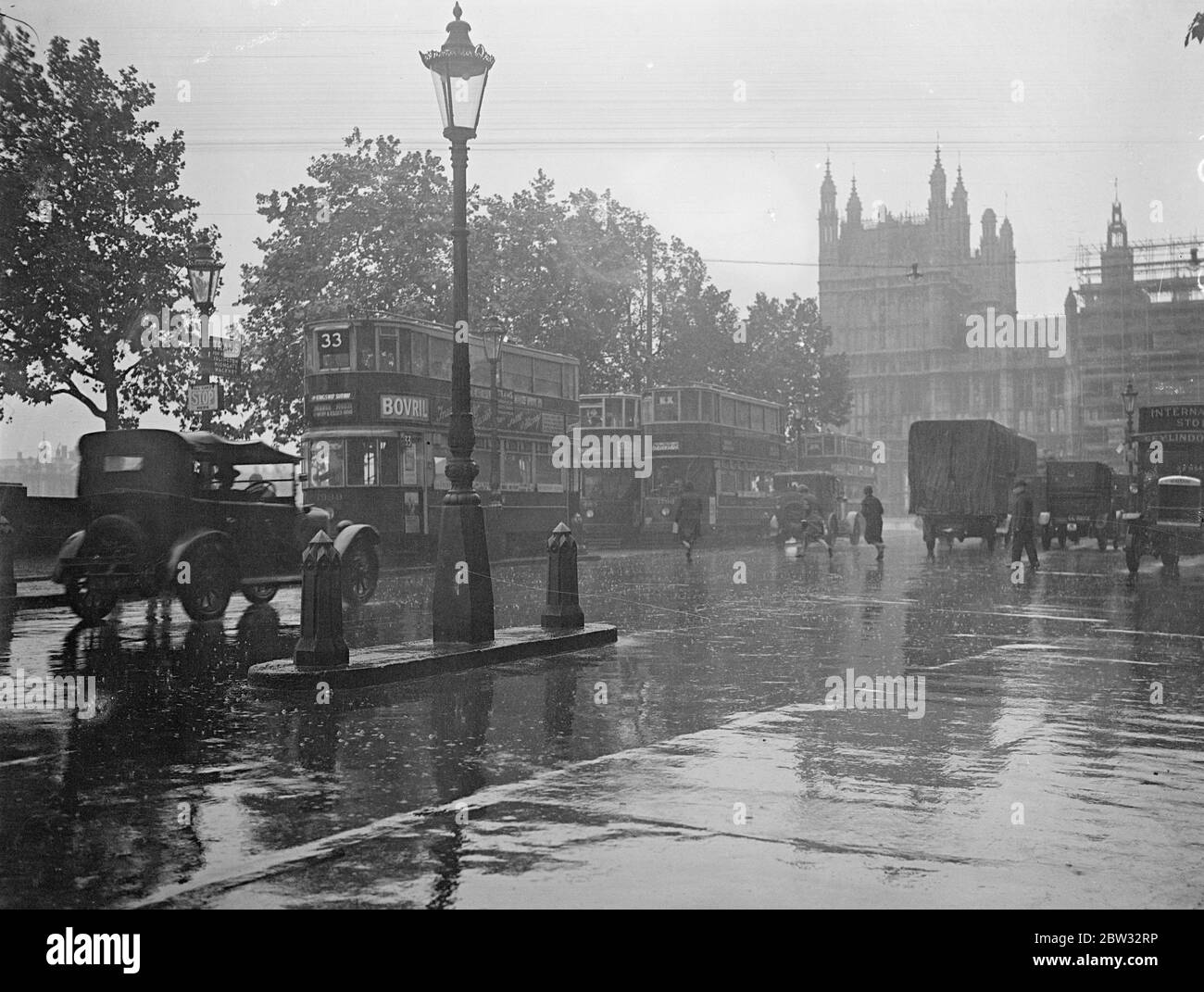 Regen Szenen auf London Straßen . 11 Juli 1932 Stockfoto