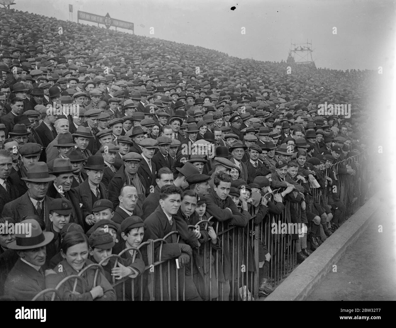 Menschenmassen und Krankenwagen Männer im Arsenal gegen in Newcastle Spiel in Highbury . 19 März 1932 . Stockfoto