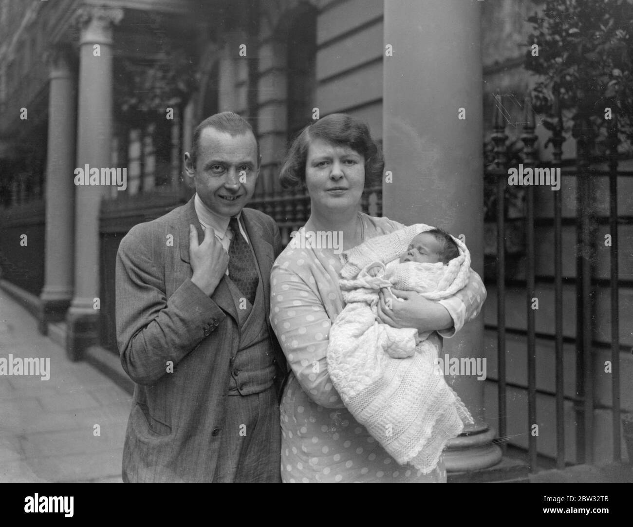 Baby Tochter von Lord und Lady Kinnoull in der Krypta im Unterhaus getauft werden. Juni die kleine Tochter des Herrn und Lady Kinnoull, wird morgen in der Krypta des Unterhauses getauft werden. Lady Kinnoull ist die Tochter von Frau Kate Meyrick die London Nachtclub "Königin" Lord und Lady Kinnoull mit ihrer kleinen Tochter, die im Juni getauft werden. 19 Juli 1932 Stockfoto