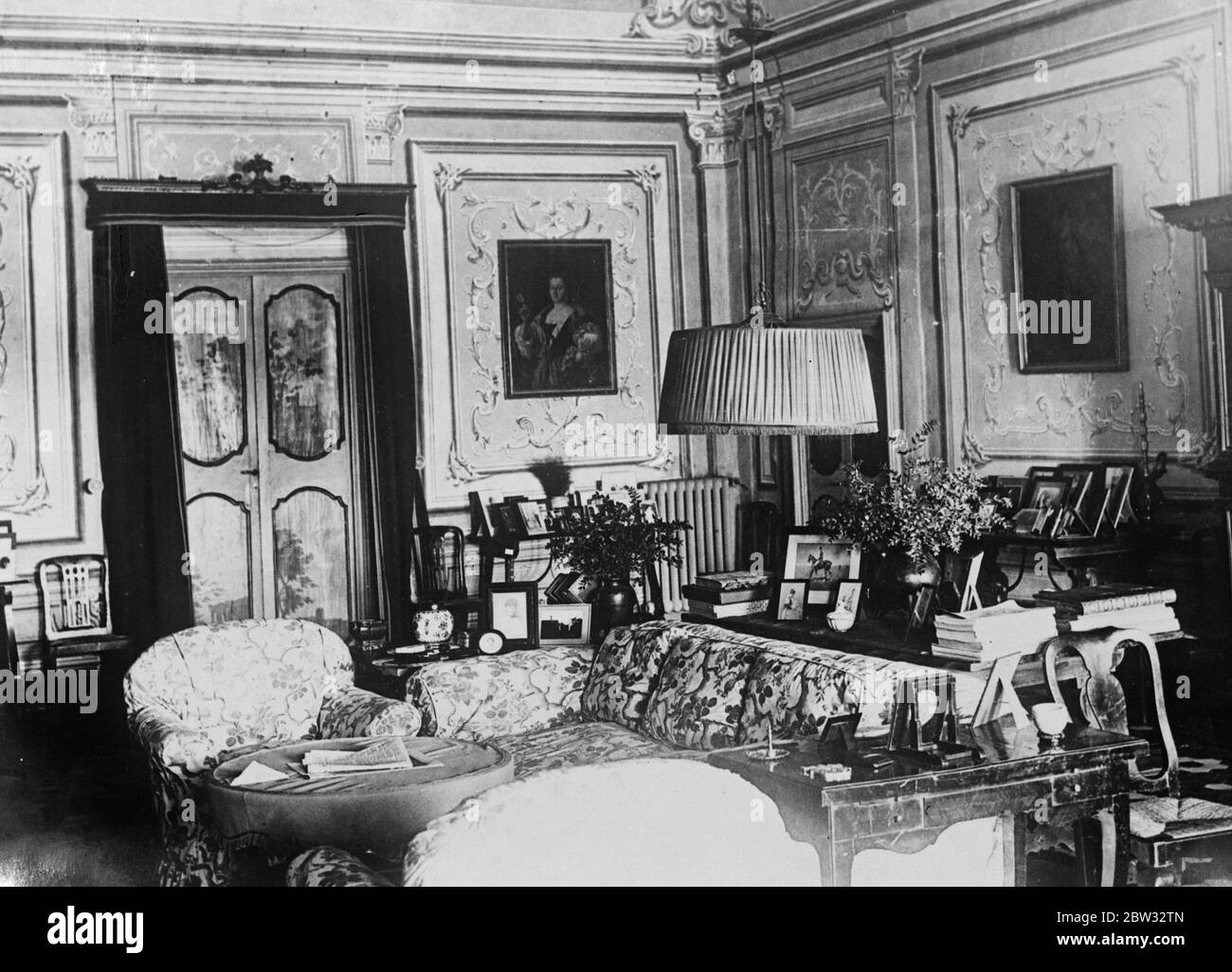 Wo der Papst den Sommer verbringen wird. Der Papst wird in Kürze den Vatikan verlassen, um in sein Sommerhaushaus in Schloss Gandolfe zu gehen, in die alte Villa der Päpste, die restauriert wurde. EINE angrenzende Residenz, die Villa Barberini wurde gekauft und dem Castel Gandolfe hinzugefügt, die zu klein war, um das große Gefolge des päpstlichen Hofes zu beherbergen. Ein Innenansicht des Papstzimmers im Palast. 23 April 1932 . Stockfoto