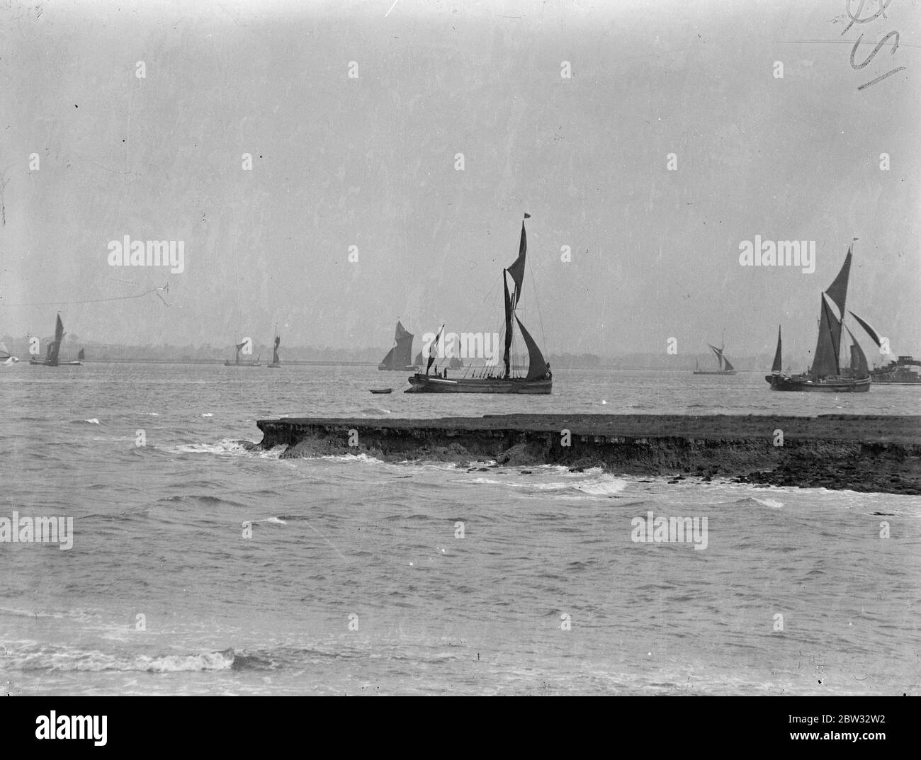 Segelkähne Rennen die Themse hinunter. Segelschiffe auf der Themse verwendet nahm an der jährlichen Rennen aus der unteren Hoffnung erreichen, den Fluss hinunter. Die Segelkähne manövrieren für Position zu Beginn des Rennens von Lower Hope Reach , Gravesend . 28 Juni 1932 Stockfoto