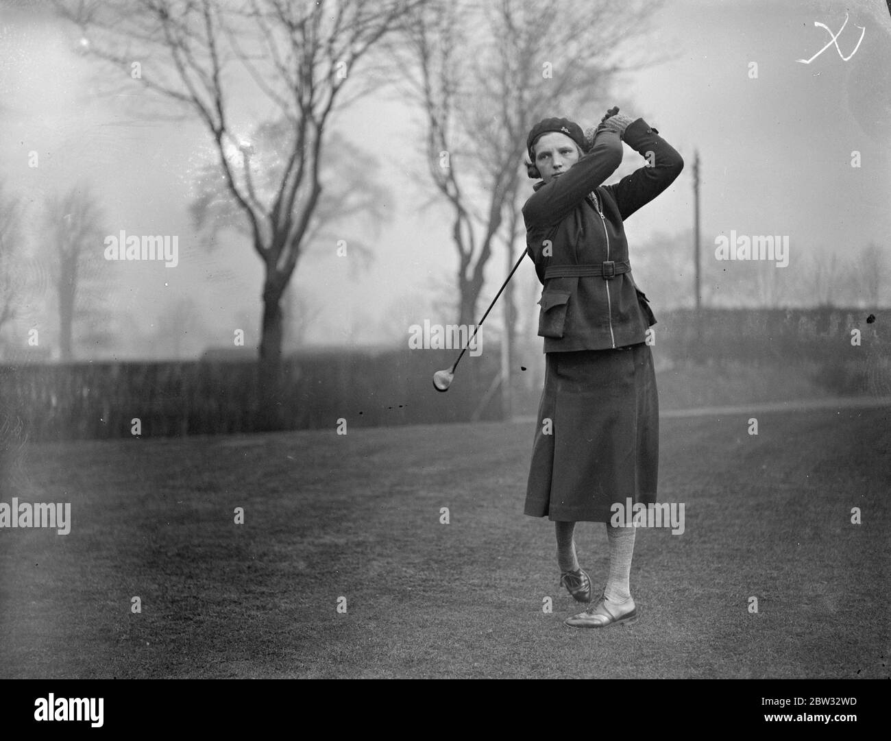 Golferinnen konkurrieren um den Gold Cup in Roehampton. Viele der führenden britischen Golferinnen nahmen am Ladies Gold Scratch Challenge Cup Wettbewerb im Roehampton Club, London Teil. Miss Diana Fishwick, die Frau Champion, fahren beim Wettbewerb. 16 März 1932 Stockfoto