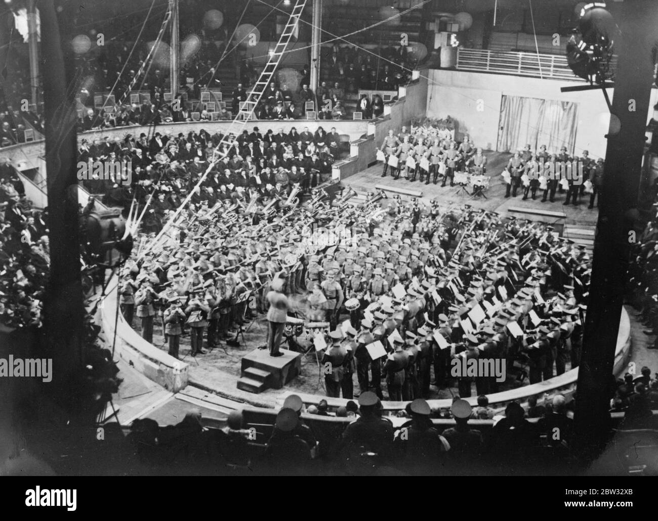 Deutsche Militärkapellen spielen für Berliner Arme. Die in der Nähe Berlins eingekerkten deutschen Regimentsbands gaben ein besonderes Konzert zugunsten eines Hilfsfonds für die Berliner Armen. Massierte Bands beim Konzert in Berlin. März 1932 Stockfoto