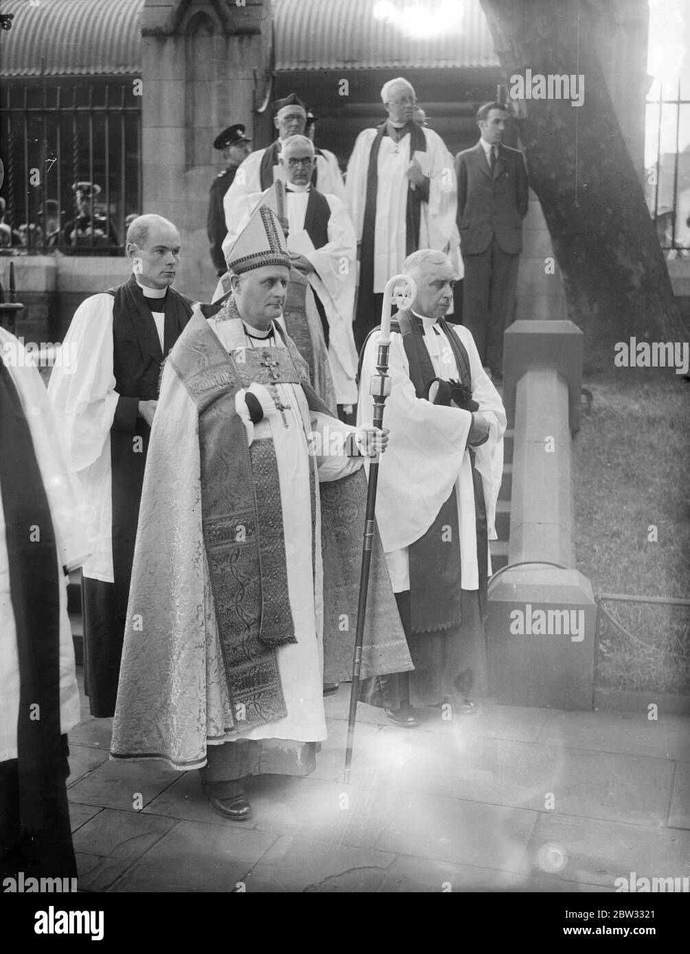 Neuer Bischof von Southwark thront in Southwark Kathedrale. DR R G Parsons, der neue Bischof von Southwark, wurde in Southwark Cathedral, London. Der neue Bischof in der Kathedrale von Southwark für die Inthronisation Zeremonie . 23 Juli 1932 Stockfoto