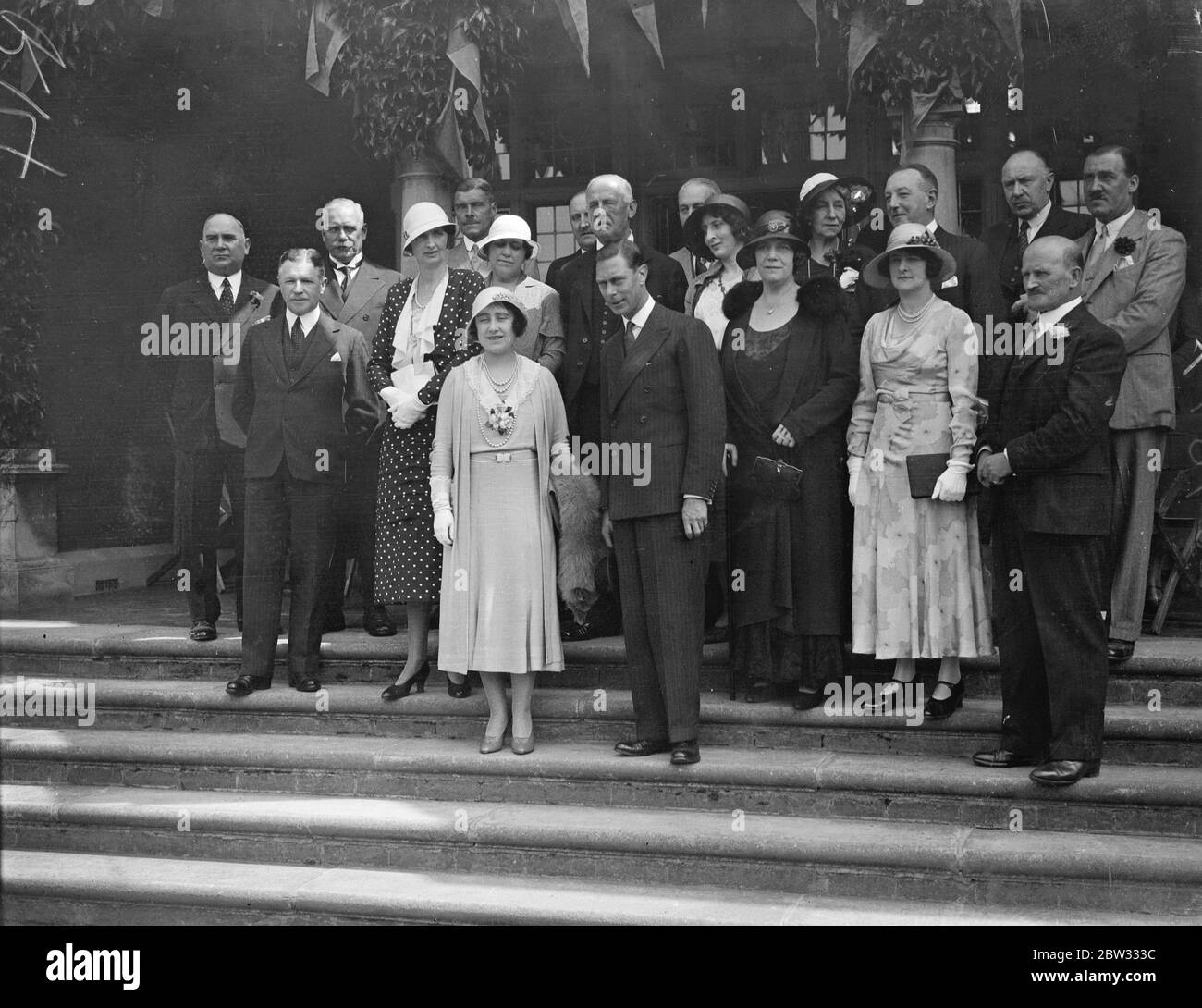 Duke und Duchess of York besuchen Kriegsopfer Industriezentrum in Surrey . Der Herzog und die Herzogin von York einen Besuch der Ex-Dienste Wohlfahrt Gesellschaft ' s Industrial Center in Leatherhead, Surrey. Der Herzog und die Herzogin von York mit der Marchioness von Carisbrook auf den Stufen des Hostels. 27 Juni 1932 Stockfoto