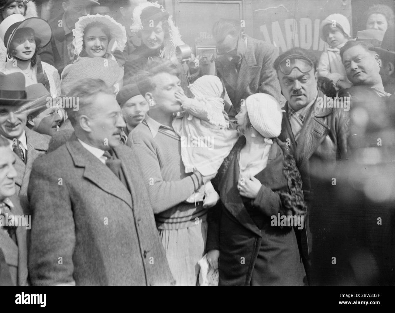 Französische Zeitung Jungen Rennen um Paris auf Fahrrädern. M Soulimant, gewann die jährliche Französisch Zeitung Jungen Fahrrad Rennen rund um Paris eine Entfernung von dreißig Meilen, die an der Spitze des Montmartre Hill beendet. M Soulimant mit seiner Frau und seinem Kind nach seinem Sieg. 20 März 1932 Stockfoto