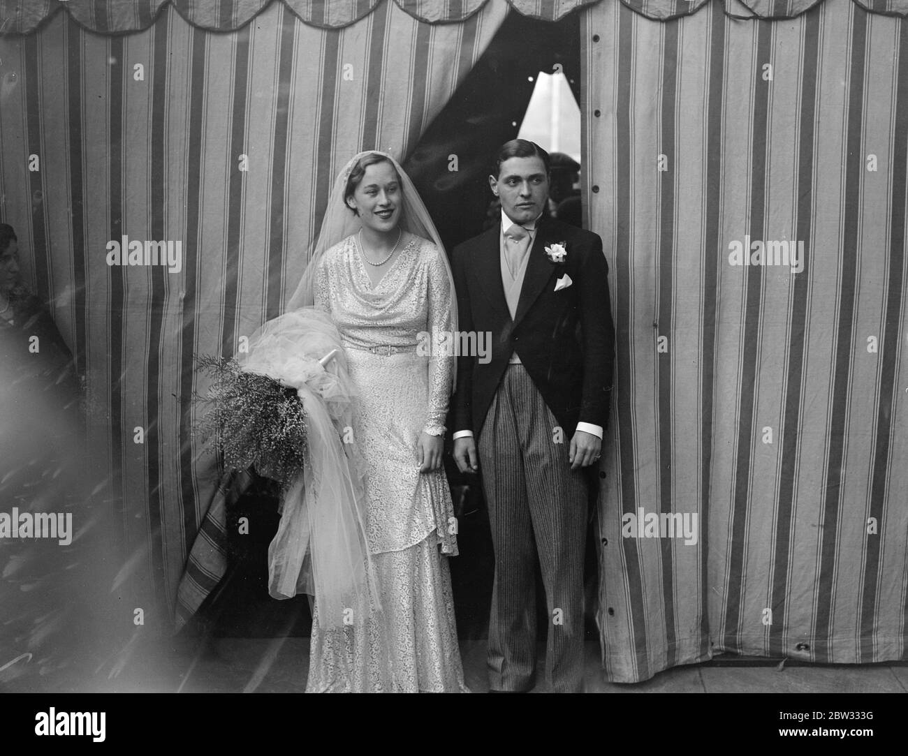 Ein Tochter die Yorkshire M F H vermählt in London. Die Hochzeit von Miss Heather Harrison Broadley , jüngste Tochter von Captain Harrison Brondley , M. P H von Wilton House brachte , East Yorkshire zu Herrn John L Blunt , Sohn von Sir John und Lady Blunt von Tunbridge Wells , fand in St Georges Kirche , Hanover Square, London. Die Braut und Bräutigam verlassen die Kirche nach der Zeremonie. 31 März 1932 Stockfoto Ein Tochter die Yorkshire M F H vermählt in London. Die Hochzeit von Miss Heather Harrison Broadley , jüngste Tochter von Captain Harrison Brondley , M. P H von Wilton House brachte , East Yorkshire zu Herrn John L Blunt , Sohn von Sir John und Lady Blunt von Tunbridge Wells , fand in St Georges Kirche , Hanover Square, London. Die Braut und Bräutigam verlassen die Kirche nach der Zeremonie. 31 März 1932 Stockfoto
