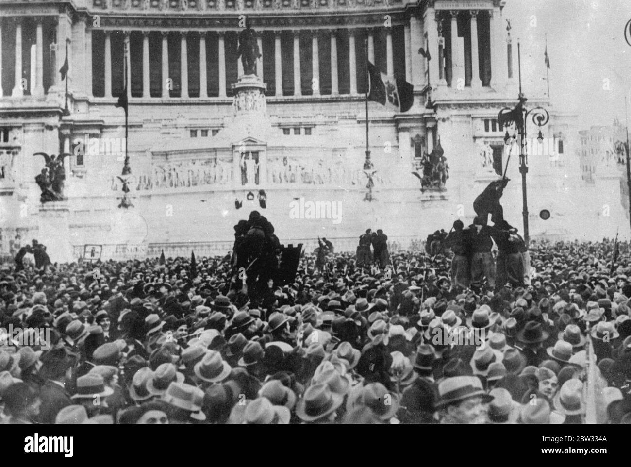 Schwarze Hemden feiern dreizehnten Jahrestag der Geburt des Faschismus . Tausende von Faschisten versammelten sich auf dem Venedig-Platz, in Rom, um den dreizehnten Jahrestag der Gründung der italienischen faschistischen Bewegung zu feiern. Ein Blick auf einen Teil der riesigen Menge von schwarzen Hemden, die Signor mussolini bei der Sitzung in Rom hören. 29 März 1932 Stockfoto