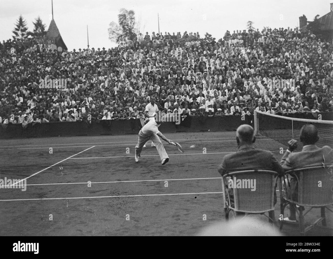 Amerikaner gewinnen Doppelspiel im Davis-Cup-Finale gegen Frankreich in Paris. J Van Ryn und Wilmer Allison das amerikanische Paar gewann das Doppelspiel gegen H Cochet und J Brugnon aus Frankreich nach einem großen Kampf , 6-3 , 11-13 , 7-5 . 4-6 , 6-4 , im Finale des Davis Cup spielte im Stade Roland Garros , Paris . Wilmer Allison und J Van Ryn im Spiel gegen das französische Paar. 31 Juli 1932 Stockfoto