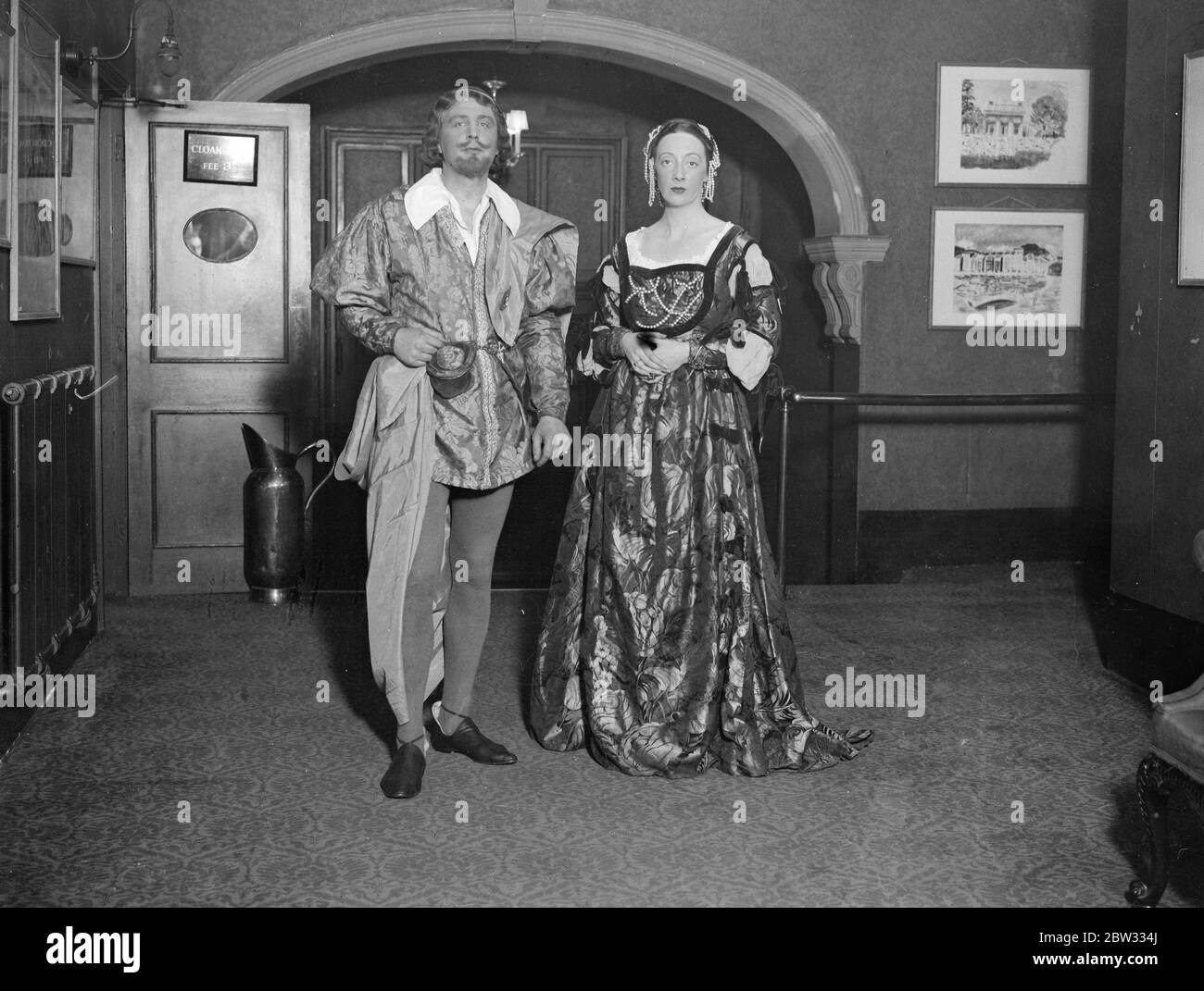 Kostüme aus italienischen Meisterwerken in berühmten Londoner Ausstellung in Romeo und Julia spielen reproduziert gesehen . Prächtige Kittel, die von Gemälden der großen italienischen Meister entworfen wurden, die vor zwei Jahren in der Londoner Ausstellung zu sehen waren, werden in der Produktion des Stückes "Romeo und Julia" verwendet, das im Botschaftstheater, Swiss Cottage, London produziert wird. Einige der prachtvolle Kleider, die von den ursprünglichen italienischen Meisterwerken entworfen wurden, spielen in Romeo und Julia im Botschaftstheater. Februar 1932 Stockfoto