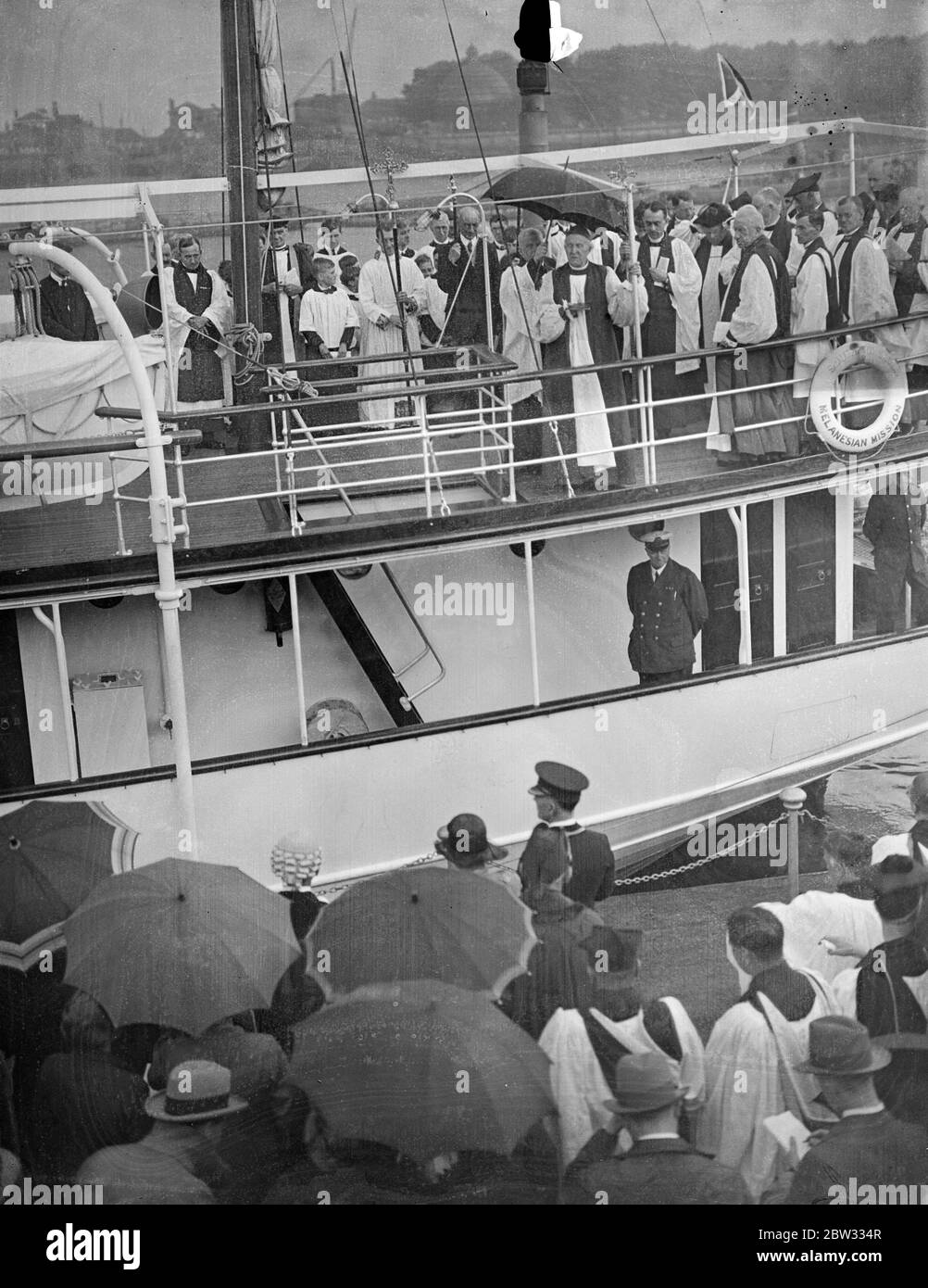 Erzbischof von Canterbury widmet Melanesian Mission Schiff in Themse . Dr. Cosmo lang, der Erzbischof von Canterbury, widmete das Southern Cross VI, die melanesische Mission Schiff, das in Greenwich liegt, bereit, für die Melansian Inseln im Pazifik zu segeln. Der Erzbischof von Canterbury , unter einem Schirm die Durchführung der Dienst für die Menschen an der Küste bei der Zeremonie in einem Sturm . 26 Juli 1932 Stockfoto