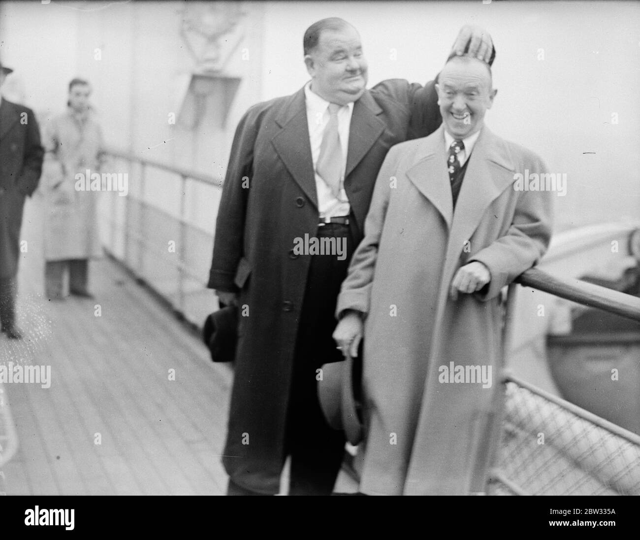 Laurel und Hardy kommen in Großbritannien auf der Queen Elizabeth. Oliver Hardy, der sperrige Hollywood-Filmkomödiant, und sein glum aussehender Partner Stan Laurel, kamen an Bord des Liners Queen Elizabeth in Southampton an. Dies ist ihr erster Besuch in Großbritannien seit 1932. Während ihres Besuchs werden sie auf Tour mit einem Skit namens Getting a Driving License gehen. Sie öffnen in Newcastle, gehen Sie weiter nach Birmingham, und dann zum Palladium in London. Es ist zwei Jahre her, dass Laurel und Hardy einen Film gedreht haben, sie sind in Vaudeville auf Tour und spielen Truppen. Stan Laurel (links) und Oliver Hardy (rechts Stockfoto