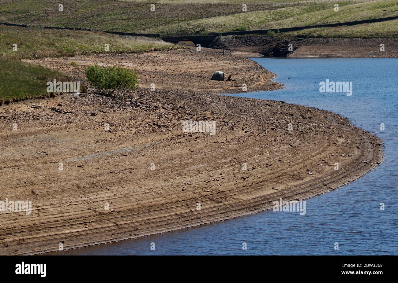 Trockene Banken am Dowry Reservoir in Oldham, da einige Regionen auf Kurs für den trockensten Mai auf dem Rekord sind. Stockfoto