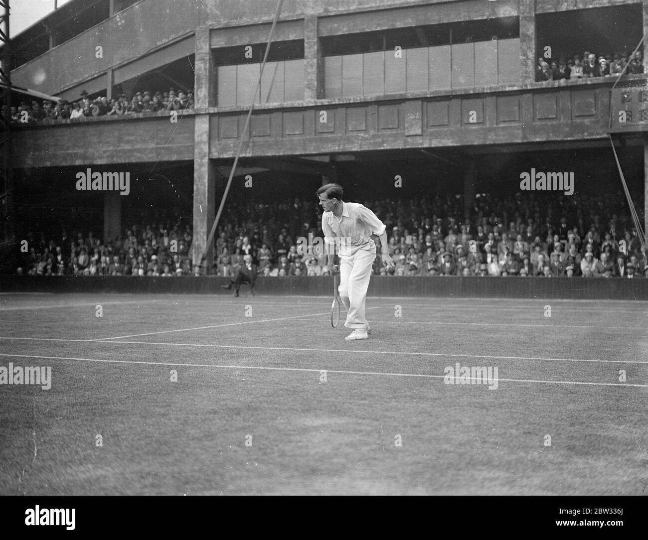 Wimbledon Sensation - Cochet geschlagen von Collins in Singles in Wimbledon . I G Collins (Großbritannien) eine erstklassige Sensation, als er Henri Cochet von Frankreich in den Männern Singles in Wimbledon besiegt, in der All England Club. I G Collins im Spiel gegen Cochet. 21 Juni 1932 Stockfoto