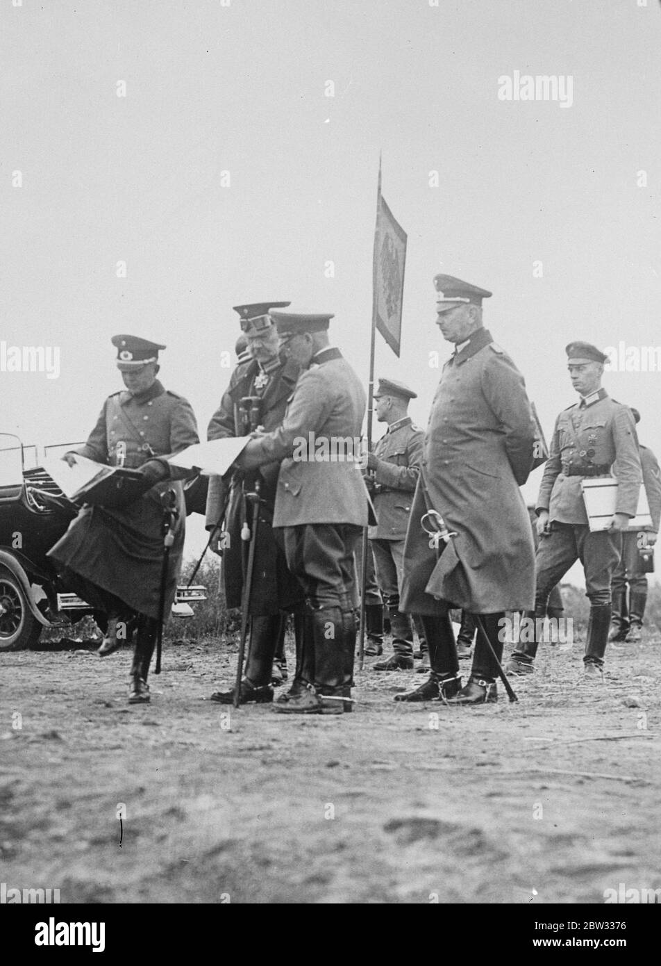 Präsident Hindenburg im Bereich . Die Herbstmanöver der deutschen Armee finden an der deutschen Ostgrenze in Anwesenheit von Präsident von Hindenburg statt. Präsident von Hindenburg beobachtet die Operationen. Auf der äußersten linken Seite ist General Hessen, Kommandant der 1. Armee, und auf der rechten Seite Col von Hindenburg, der Präsident 's Sohn und persönliche Helfer de Camp. 23. September 1932 Stockfoto