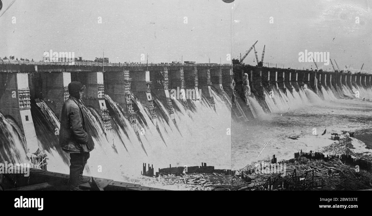 Riese russische Damm nähert sich Vollendung. Die Dneprostroi-Staumauer und Wasserkraftwerk , die angeblich die größte in der Welt sein , ist kurz vor der Fertigstellung , und wird am 1. Mai eröffnet werden . Der riesige Dneprostroi-Damm kurz vor der Fertigstellung. 19. April 1932 Stockfoto