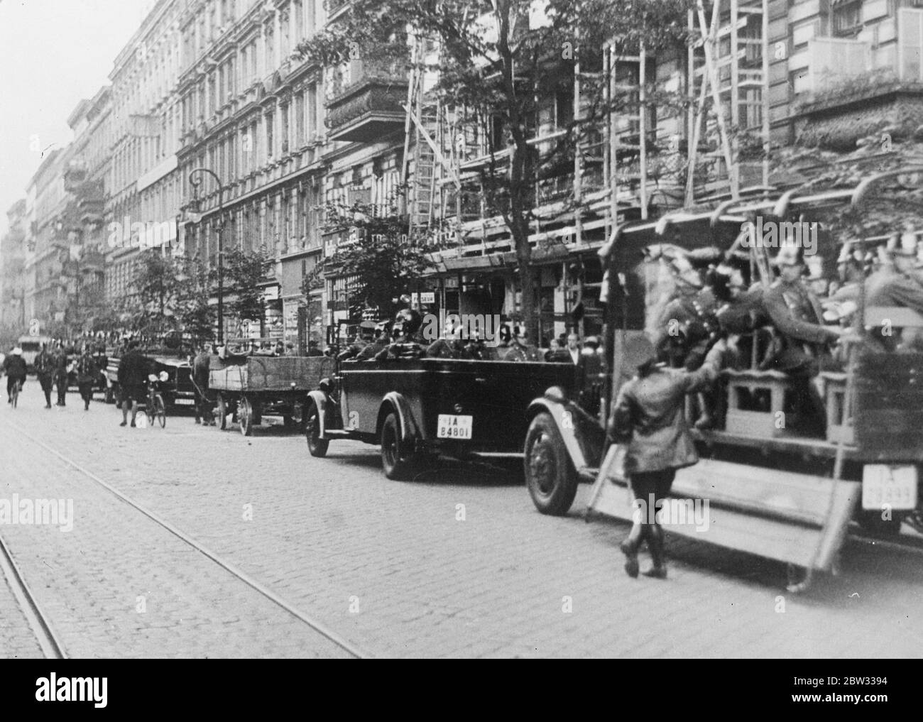 Die Polizei fährt mit Wasserbrötchen Randalierer aus Berliner Straßen. Mit mächtigen Wasserpistolen, montiert auf gepanzerten Lastwagen, fuhr die Polizei randalierenden Nazis und Kommunisten von den Straßen. Hunderte von Polizisten in Autos und Lastwagen wurden in die Vororte von Berlin, wo die Unruhen stattgefunden haben, eilig. Polizisten in Lastwagen werden zum Schauplatz der Störung in einem Vorort von Berlin gefahren. 27 Juni 1932 Stockfoto