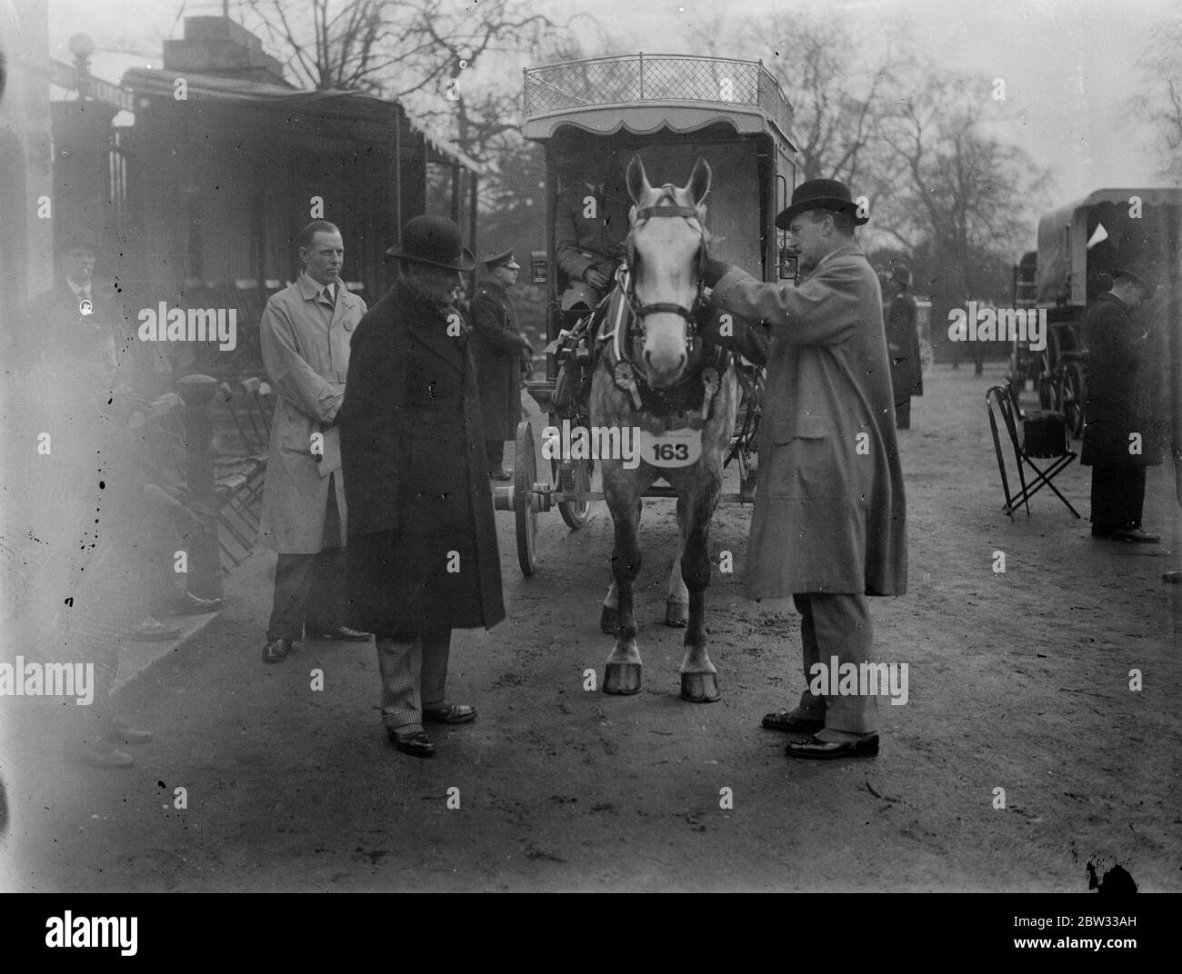 Ostermontag Van Horse Parade in Regents Park . Cart Pferde aus ganz London nahm an der Ostermontag Van Horse Parade, in Regents Park, London statt. Sir George Hastings und Lieut Col P Laurie , Kommissar der Metropolitan Mounted Police Beurteilung der Pferde bei der Parade . 28 März 1932 Stockfoto