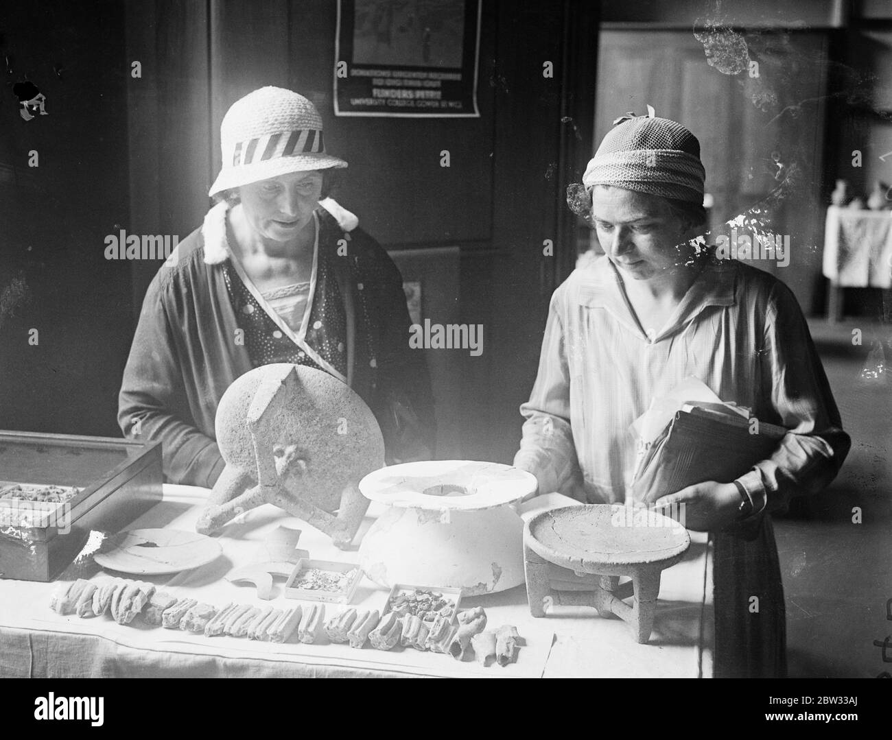 Bibelgeschichten bestätigt in Funden in Gaza von Sir Flinders Petrie Expedition . Entdeckungen, die bestätigen Geschichten in der bibel, sind auf dem Blick auf eine Ausstellung von Entdeckungen von Sir Flinders Petrie gemacht, in einer Expedition nach Gaza, am University College, Gower Street, London. Unter den Schätzen entdeckt sind zwei Stativschalen oder Ständer aus Basalt, durch Querbalken verbinden die Beine und eine zentrale Säule einer nordsyrischen Quelle unterschieden, und ein Alabaster Vase, mit einem Haufen von geschmolzenem Silber und Gold. Diese Sammlung neigt dazu, die Geschichte im Buch von Joshua zu bestätigen, in Bezug auf das Schicksal von Stockfoto