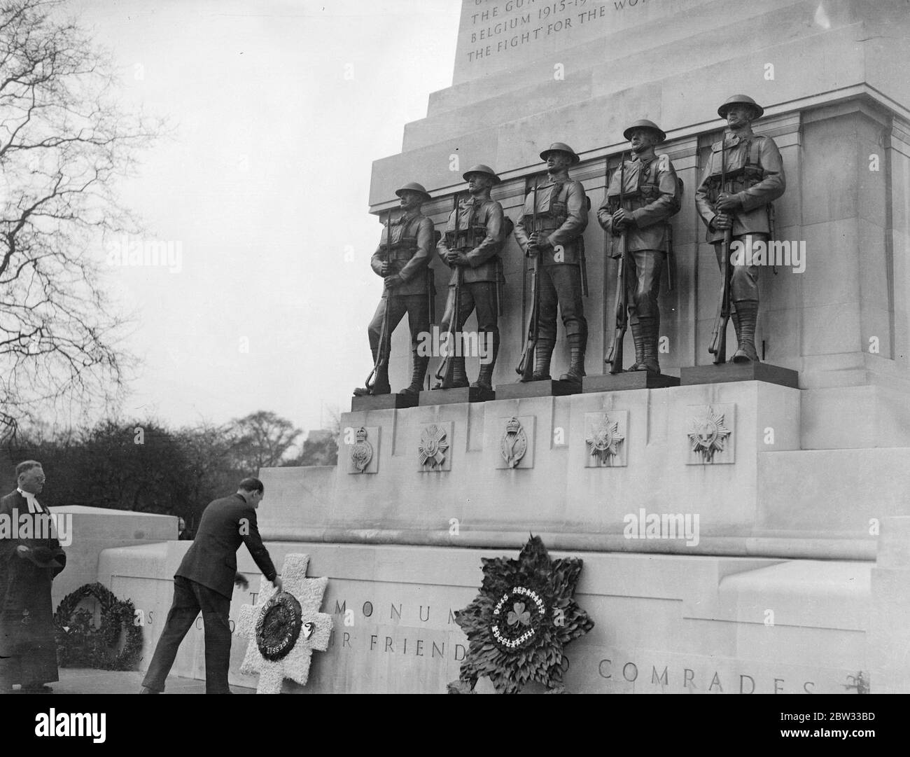 Schotten Garde Verein legen Kranz auf Wachen Memorial auf Horse Guards Parade . Die Parade der Schotten Guards Old Comrades Association auf der Horse Guards Parade in London und ein Kranz wurde vom Präsidenten der Vereinigung, G. Taylor, auf das Guards Memorial gelegt. G Taylor legt einen Kranz auf das Guards Memorial. Mai 1932 Stockfoto