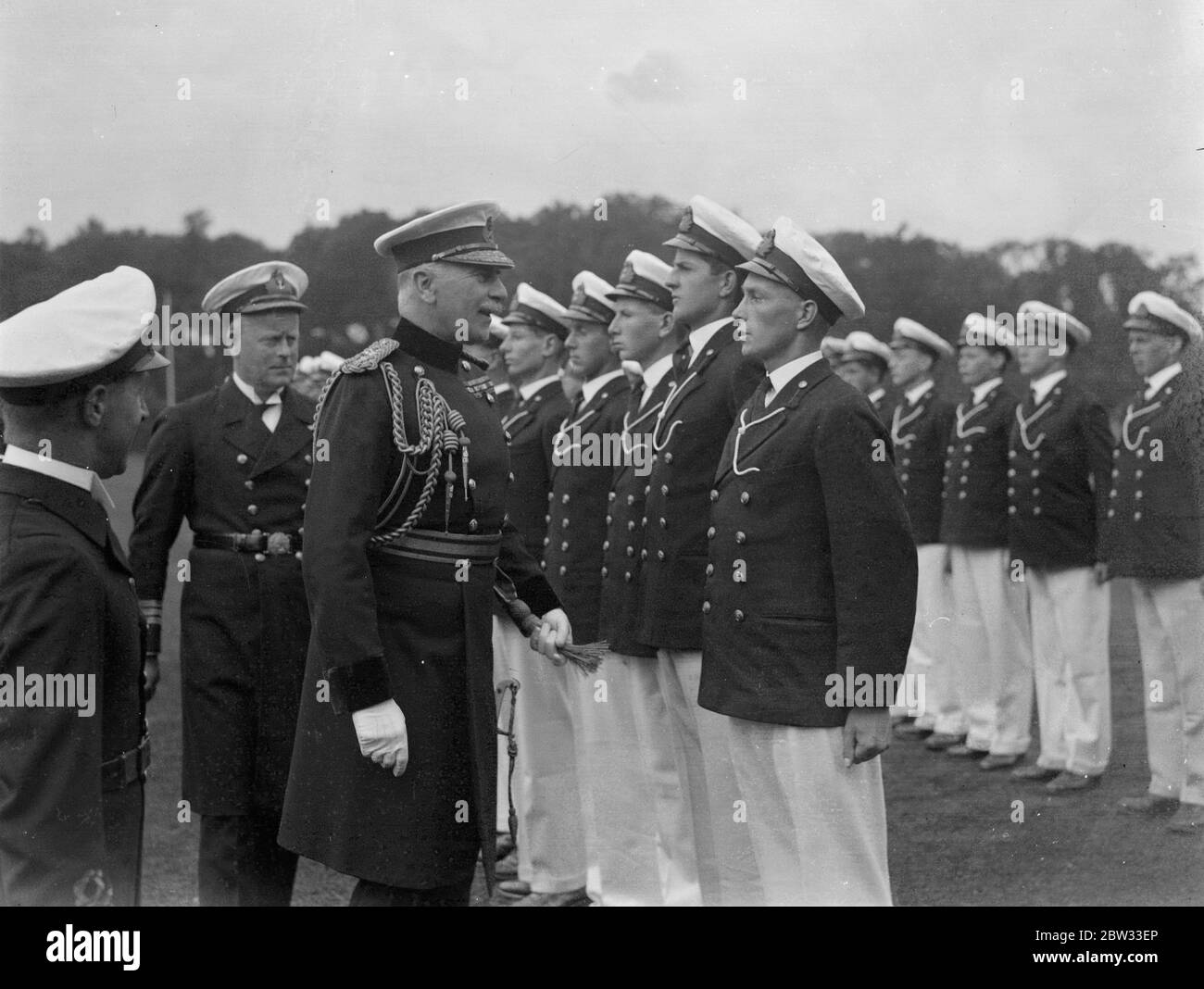 Prinzessin Alice und Earl of Athlone an der National College Gründer Tag Feiern in Pangbourne . Prinzessin Alice Gräfin von Athlone, begleitet den Earl of Athlone bei den Gründern Tag Feiern des Naithical College, in Pangbourne, Berkshire. Der Earl of Athlone mit Commander Bray, die Kontrolle der Kadetten. 22 Juli 1932 Stockfoto