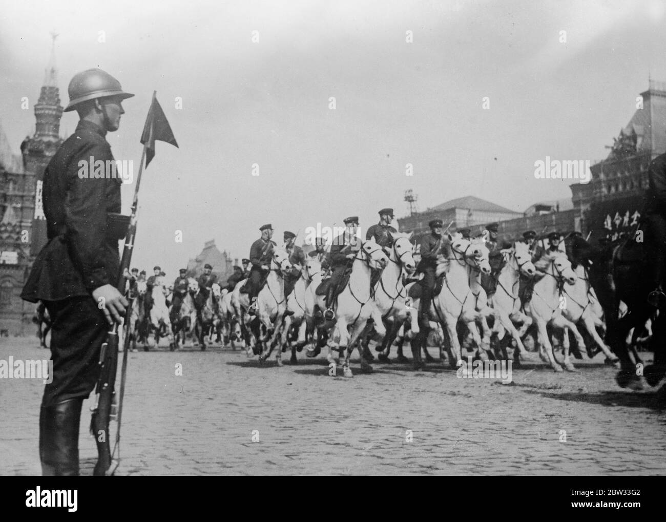Russische Kavallerie Parade auf dem Roten Platz bei großen militärischen Display in Moskau. Russische Kavallerie Paraden auf dem Roten Platz, Moskau, wo Joseph Stalin überprüft Truppen der sowjetischen Armee bei der größten militärischen Parade in den Jahren in Russland. Mai 1932 Stockfoto