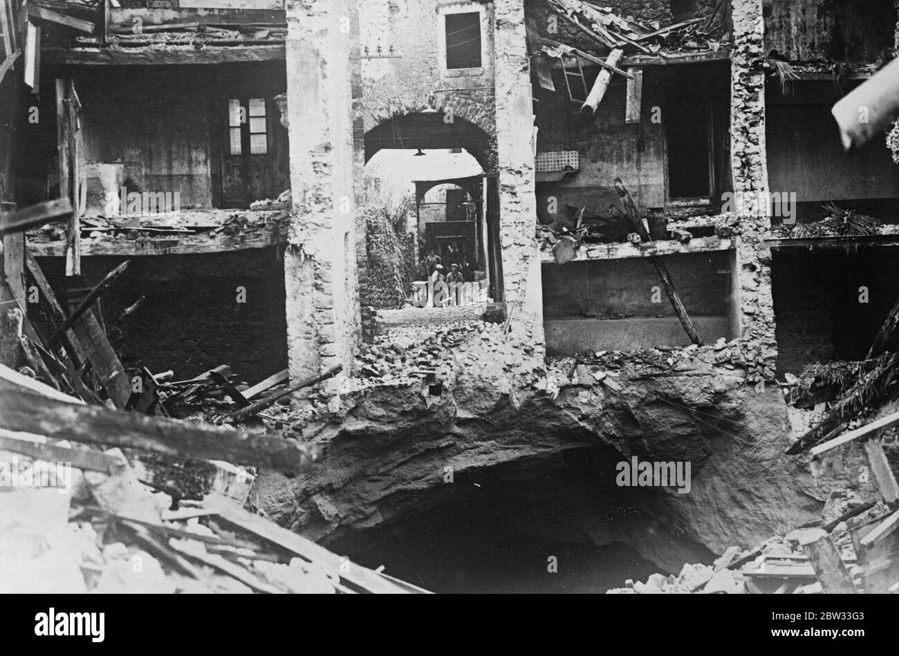 Italiens älteste Stadt bricht zusammen, wenn sich unter ihr eine unterirdische Höhle öffnet. San Stefano, Italiens älteste Stadt, zwischen Rom und Neapel, wurde in einer unterirdischen Höhle verschlungen, die unter ihm geöffnet hat. Die Höhle wird angenommen, dass durch Infiltration von Wasser durch die Jahrhunderte verursacht worden. Zehn Häuser sind völlig verschwunden, und viele weitere schwer beschädigt. Die ganze Stadt wurde evakuiert. Die Ruinen der Häuser, die einen der Münder der Höhle zeigen, die die Stadt verschluckt hat. April 1932 Stockfoto