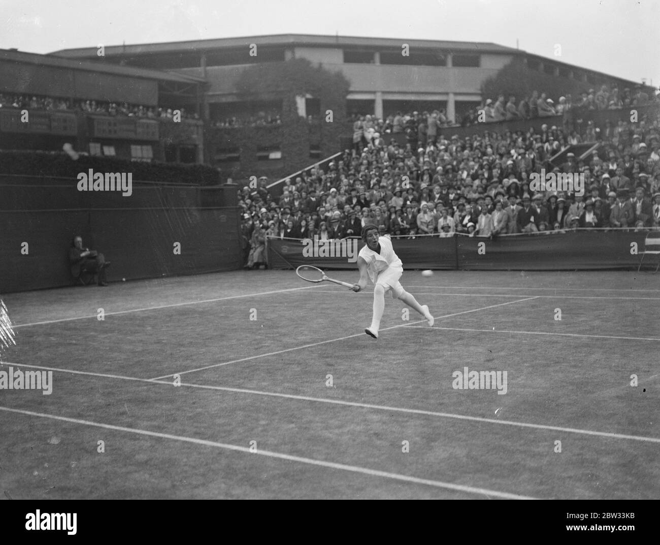 Damen Spiele offen in Wimbledon . Die ersten Frauen-Spiele des Turniers eröffnet in den großen internationalen Rasen-Tennis-Spiele in Wimbledon . Miss M Soriven im Kampf gegen Miss B Boas (beide von Großbritannien) . 21 Juni 1932 Stockfoto