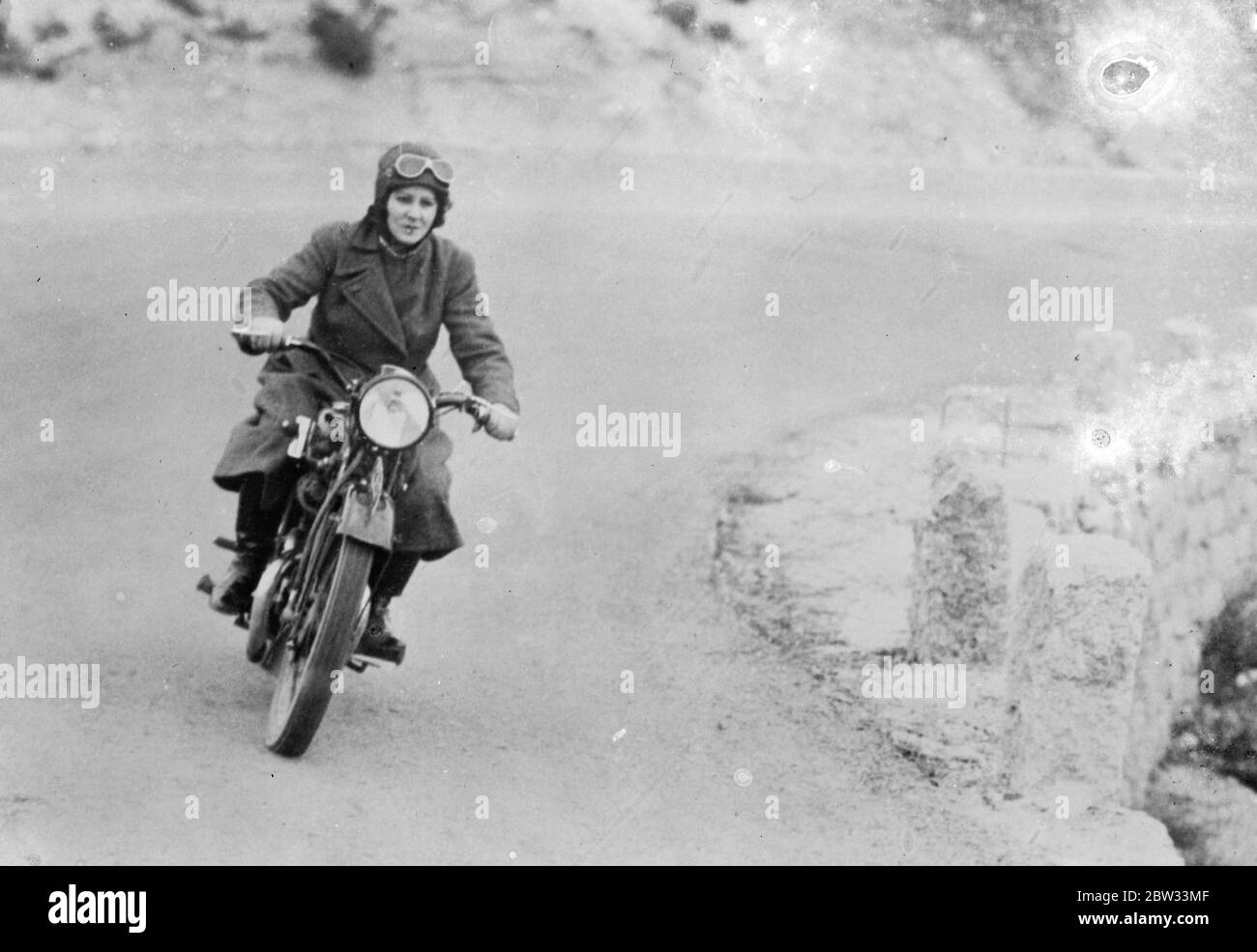 Spanien produziert eine Rasse von Amazonen . Spanische Frauen weltweit bekannt für ihre Trägheit, kommen schnell in den Vordergrund als Sportlerinnen. Sie dringen in jedes Feld und ein Rennen der Amazonen in der Aufsteigen in die Welt-Events in jedem Zweig des Sports zu konkurrieren. Spanien ' s erste Frau Track Rider , Senorita Irache , auf der Strecke . 15 März 1932 Stockfoto