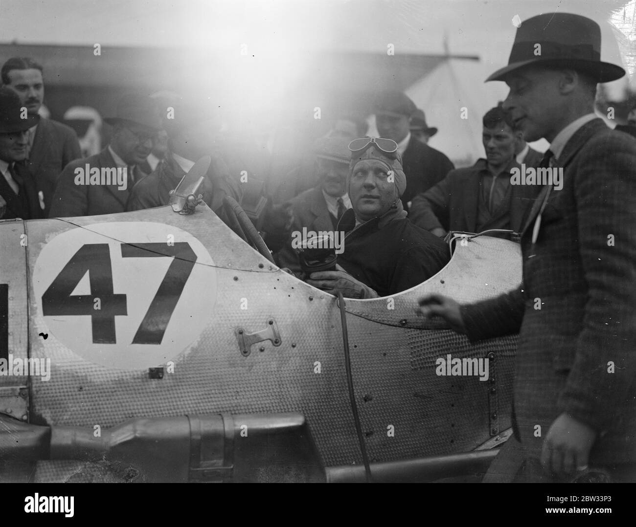 John Cobb gewinnt das British Empire Trophy Race in Brooklands. John Cobb, in einem delage Auto, gewann das British Empire Trophy Race in Brooklands Track, Weybridge, Surrey. John Cobb in seinem Auto nach dem Sieg in Brooklands. 30. April 1932 Stockfoto