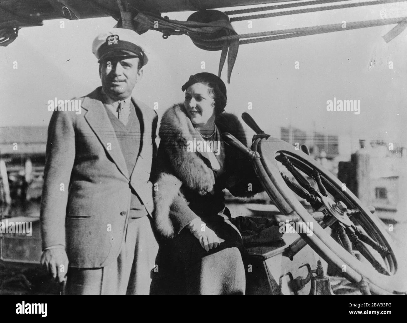 Douglas Fairbanks und Mary Pickford ab an die Südsee. Douglas Fairbanks und Mary Pickford, an Bord des Segelschiffs "The Invader", unterwegs in die Südsee, wo sie einen neuen Film von Los Angeles zu machen. März 1932 Stockfoto