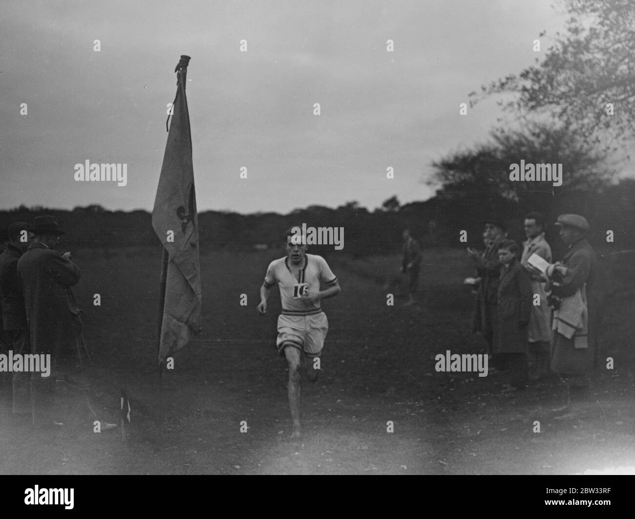 Erster Mann zu Hause in dreieckigen Cross Country Match in Chingford. CJ Mabey, von St Edmund Hill Oxford, war der erste Mann zu Hause in der dreieckigen Cross Country Match zwischen Oxford University, Orion Harriers, und Wood Green Harriers, in Chingford, Essex statt. C J Mabey kommt zuerst nach Hause in der Cross Country in Chingford . November 1932 Stockfoto