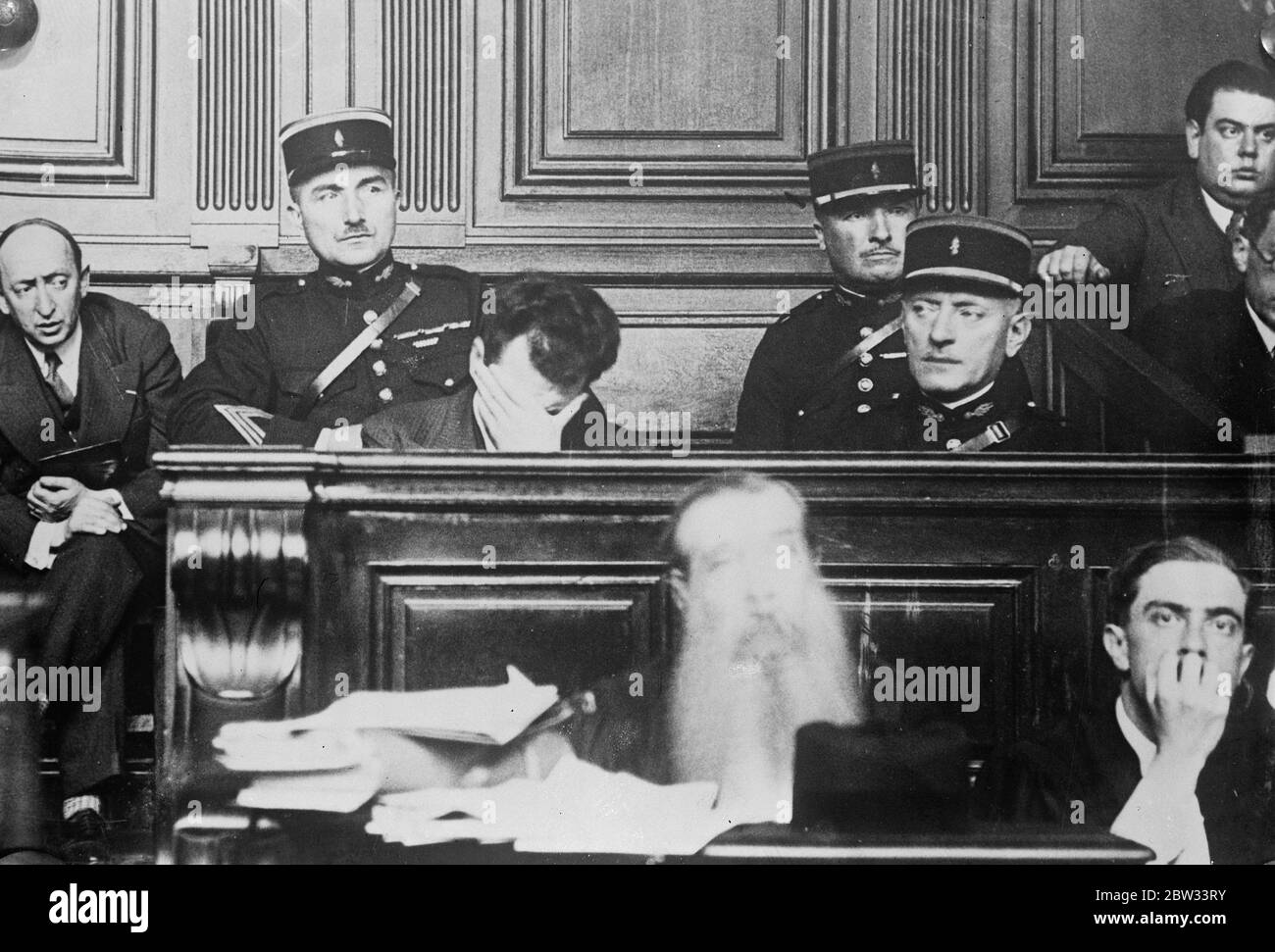 Gorgouloff schreit über seine Prozessforderungen, zum Tode verurteilt zu werden. Paul Gorgouloff, der Attentäter von Präsident Doumer von Frankreich, unterbrach eine Anstrengung von seinem Anwalt, um die Jury zu überzeugen, ein Plädoyer des Wahnsinns mit einem Ausbruch fordern, zum Tode verurteilt werden zugeben. Er weinte im Dock, während seine Frau Beweise gab. Gorgouloff weinend im Dock, während seine Frau Beweise gab. 27 Juli 1932 Stockfoto