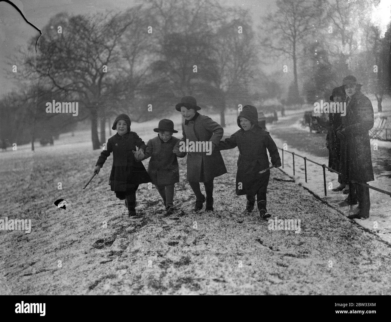 Gesellschaft Kinder genießen den Schnee im Park . Von links nach rechts, Connilla Pearson, William und Mary Clare Fitzgerald, Kinder von Colonel Fitzgerald und Colin Coey, genießen die Frische des Schnees im Hyde Park, London. 10 Februar 1932 Stockfoto