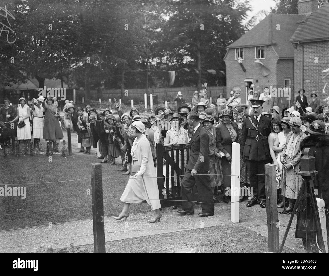Duke und Duchess of York besuchen Kriegsopfer Industriezentrum in Surrey . Der Herzog und die Herzogin von York einen Besuch der Ex-Dienste Wohlfahrt Gesellschaft ' s Industrial Center in Leatherhead, Surrey. 27 Juni 1932 Stockfoto
