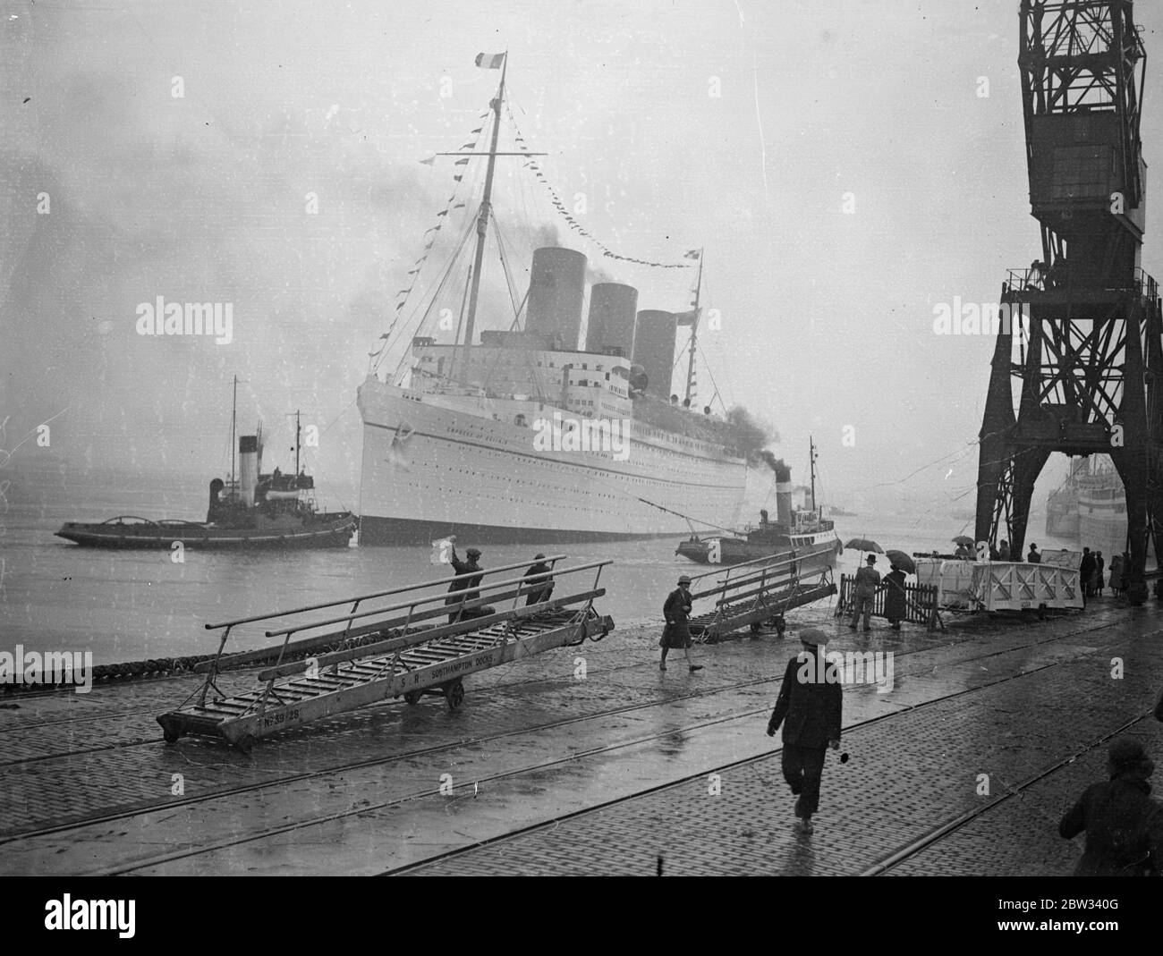 Britische Delegierte "voller Hoffnung" als die Abreise nach Ottawa. Die britische Delegation bei der Kaiserlichen Konferenz in Ottawa war voller Hoffnung, als sie Southampton an Bord des Linienschiffes Empress of Britain nach Kanada verließen. Die große Linienschiff RMS Empress of Britain geschmückt mit unzähligen Streamer, als sie von Southampton mit der britischen Delegation und den Olympischen Athleten an Bord segelte. 13 Juli 1932 Stockfoto